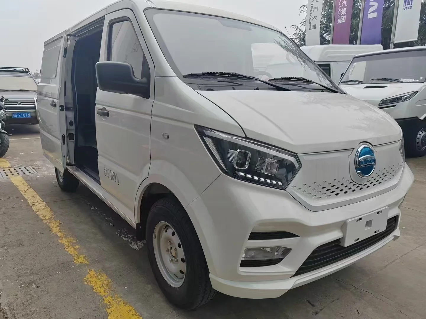 Ivecos YLD Enclosed Electric VAN Truck New Energy 4x4 210KM Range Hot Product with Low Price Promotion