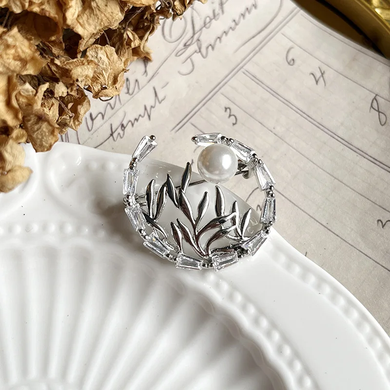 Factory wholesale chinese vintage brooch zinc alloy Metal pearl rhinestone brooches for men clothing