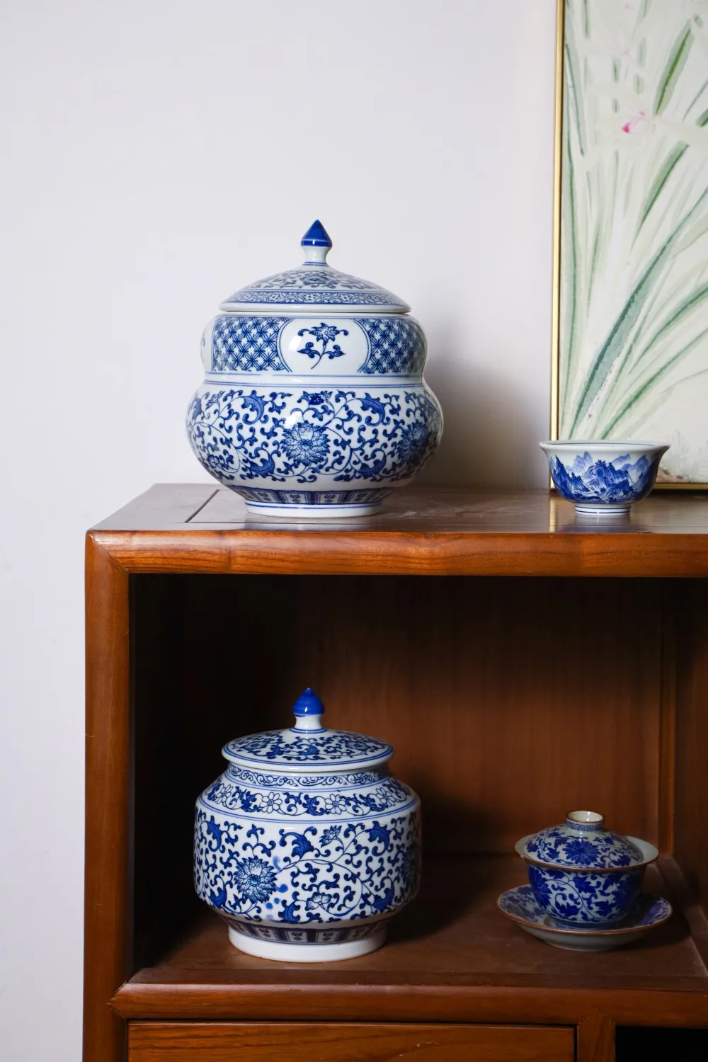 High Quality Blue White Ceramic Temple Jar with Traditional Red Flower Pattern Decorative Ginger Jar Latest Design Price