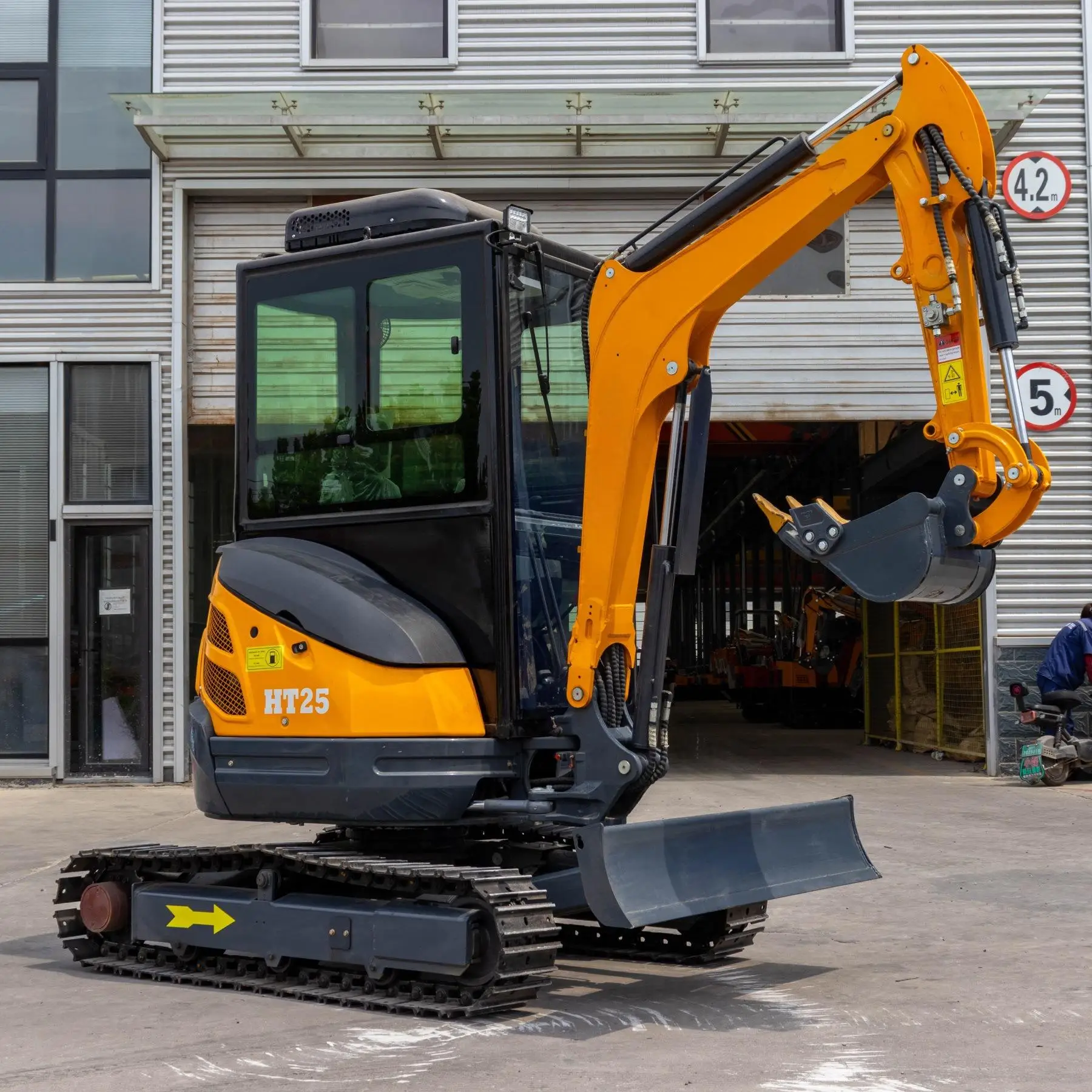 Boom Side Shift Minibagger Indoor Demolition Small Road Crushing Digger Hydraulic Crawler Mini Excavators 2.5t with Closed Cabin