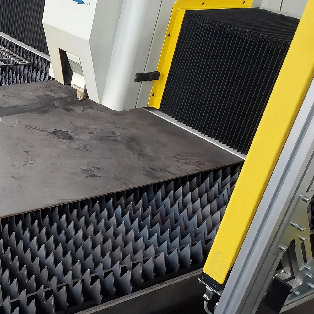 TL Cut Brand 1.5kw Fiber laser cutting machine small 2kw 3kw with Raycus IPG Laser source