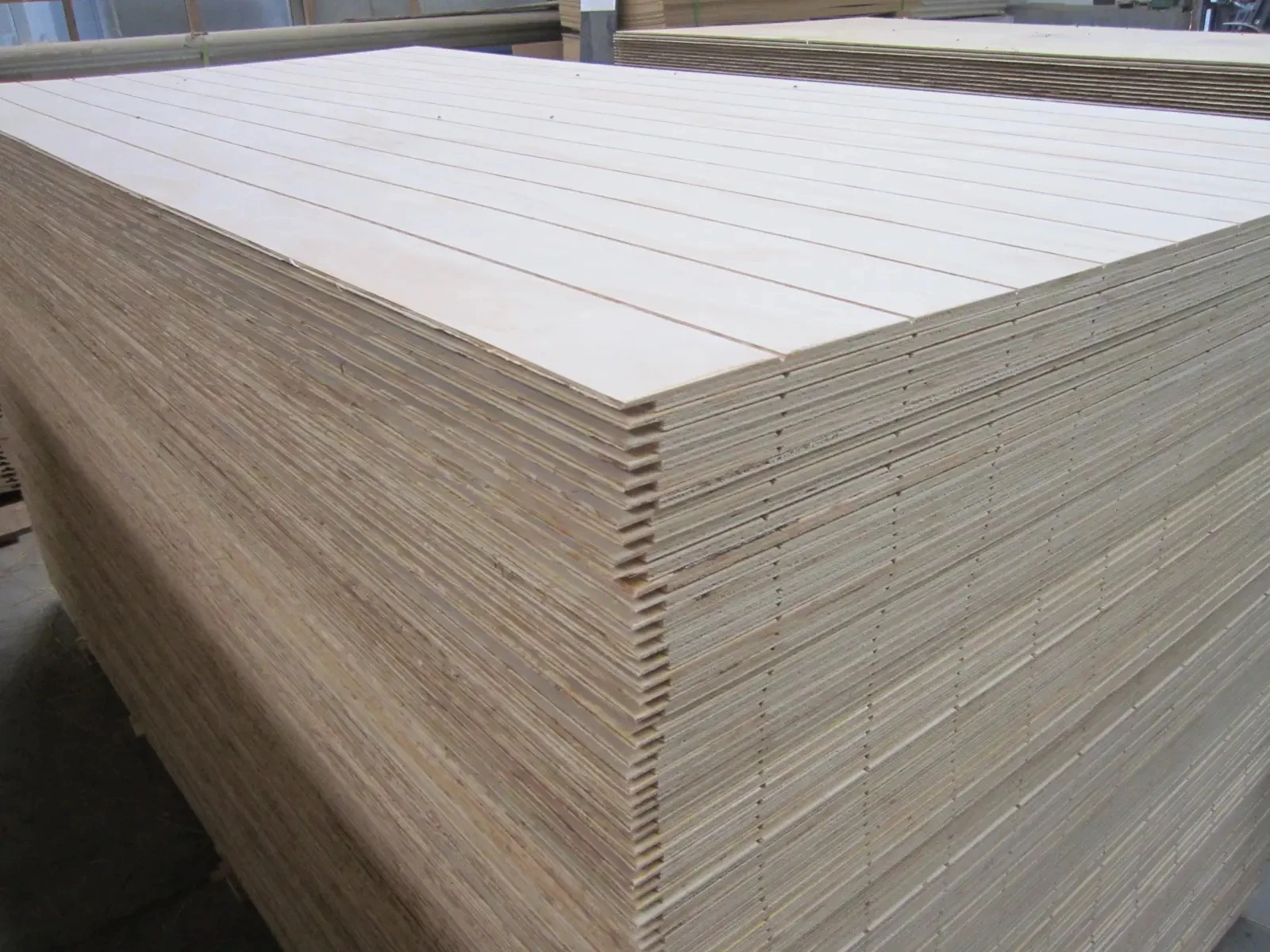 Factory sell 9mm T1-11 V/ U tongue and grooved pine plywood slotted plywood wall Roof
