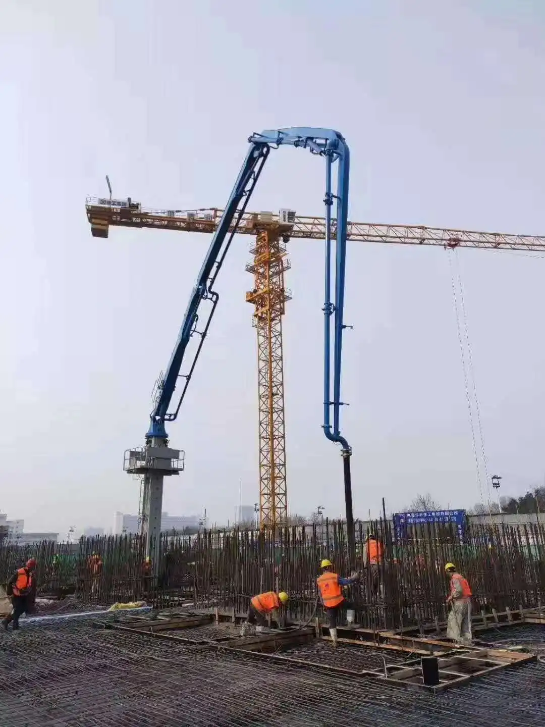 
Construction machinery self-climbing 32m 33m concrete placing boom concrete distributor for sale 