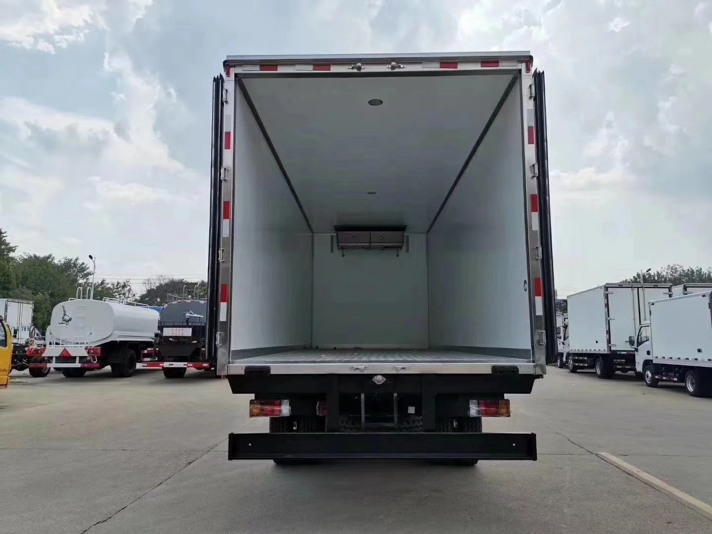 I-suz-u 4x2 refrigerator boxes van truck used freezer truck for sale
