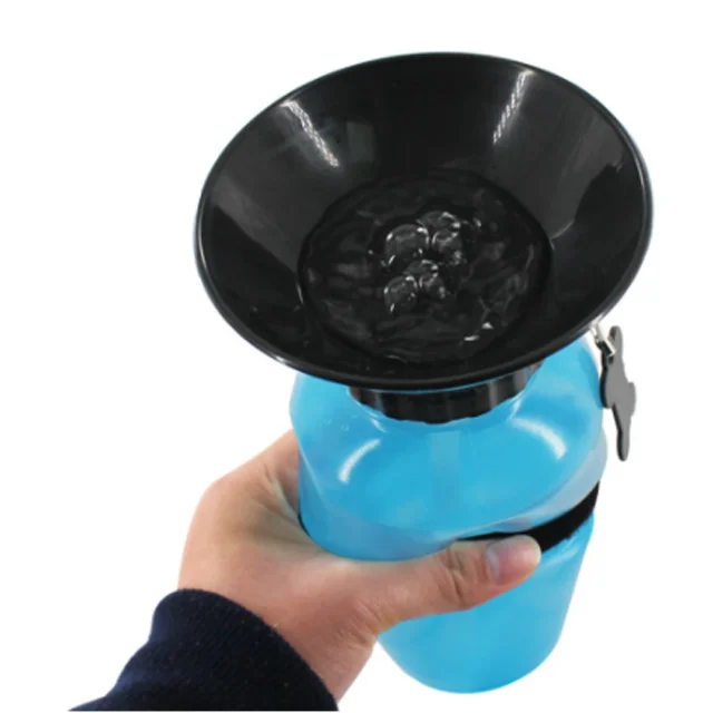 
Pet dogs go out outdoors to drink water to feed water drinker portable dog walking and drinking water bottle 