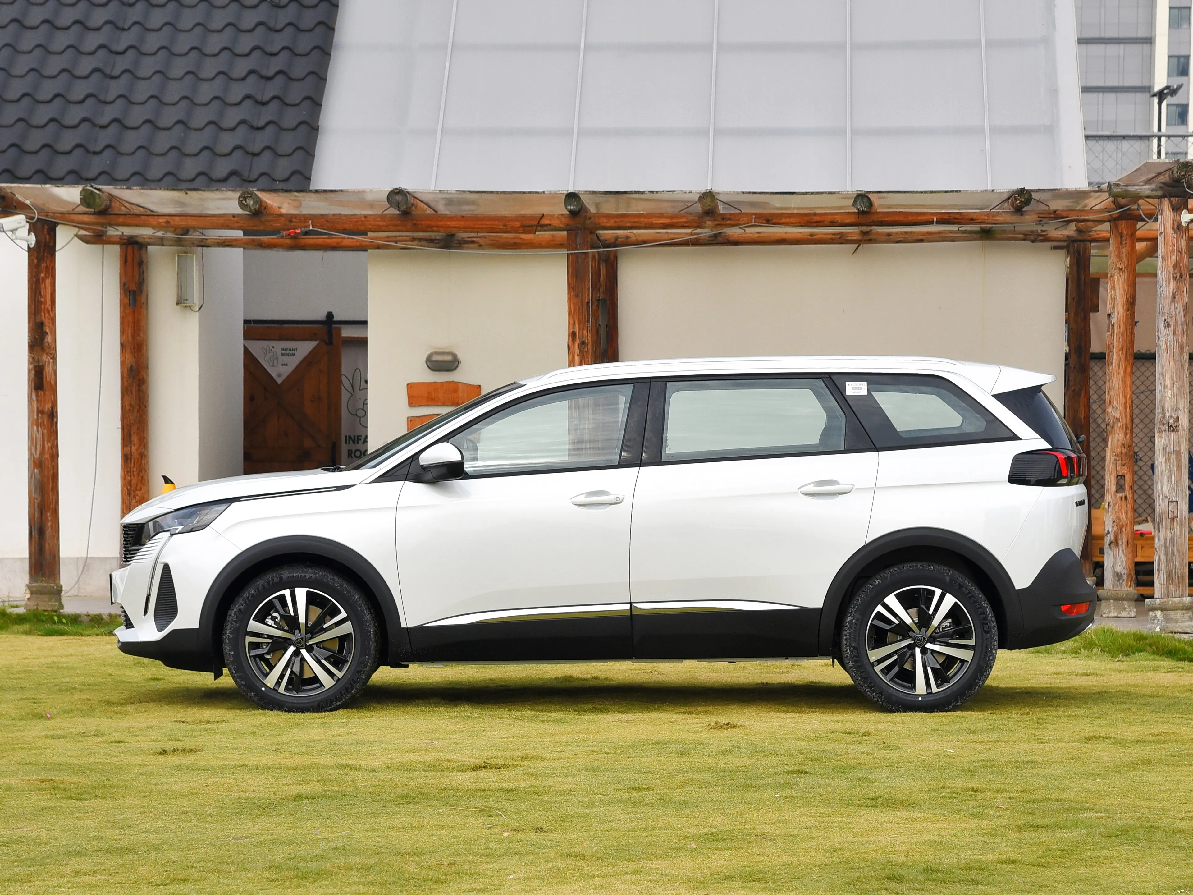 DongFeng Peugeot 5008 Новый внедорожник среднего размера 1 8 т 211 лошадиных сил L4 Автоматический Газовый двигатель 8-ступенчатый 7-местный бензиновый автомобиль левое Рулевое управление