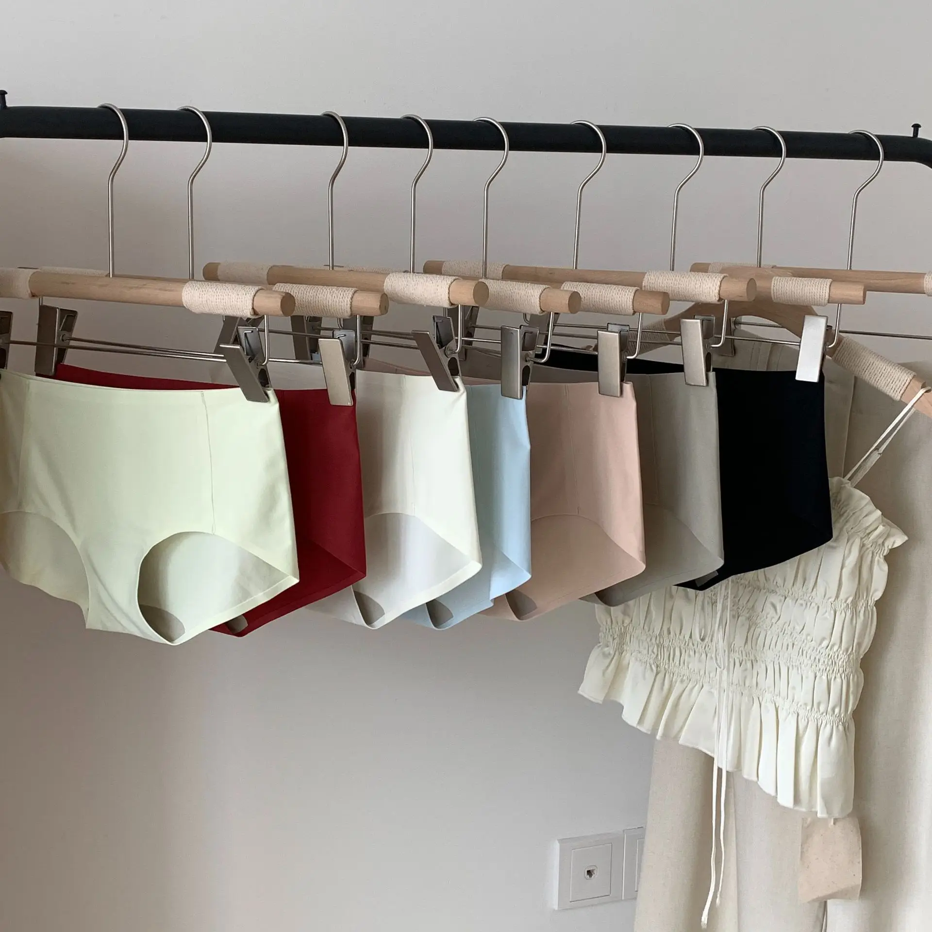 Women Seamless Gather Small Breast Bra One Piece Comfortable Half Cup Brassiere Strapless Bra Wirefree Push up Bra Adults