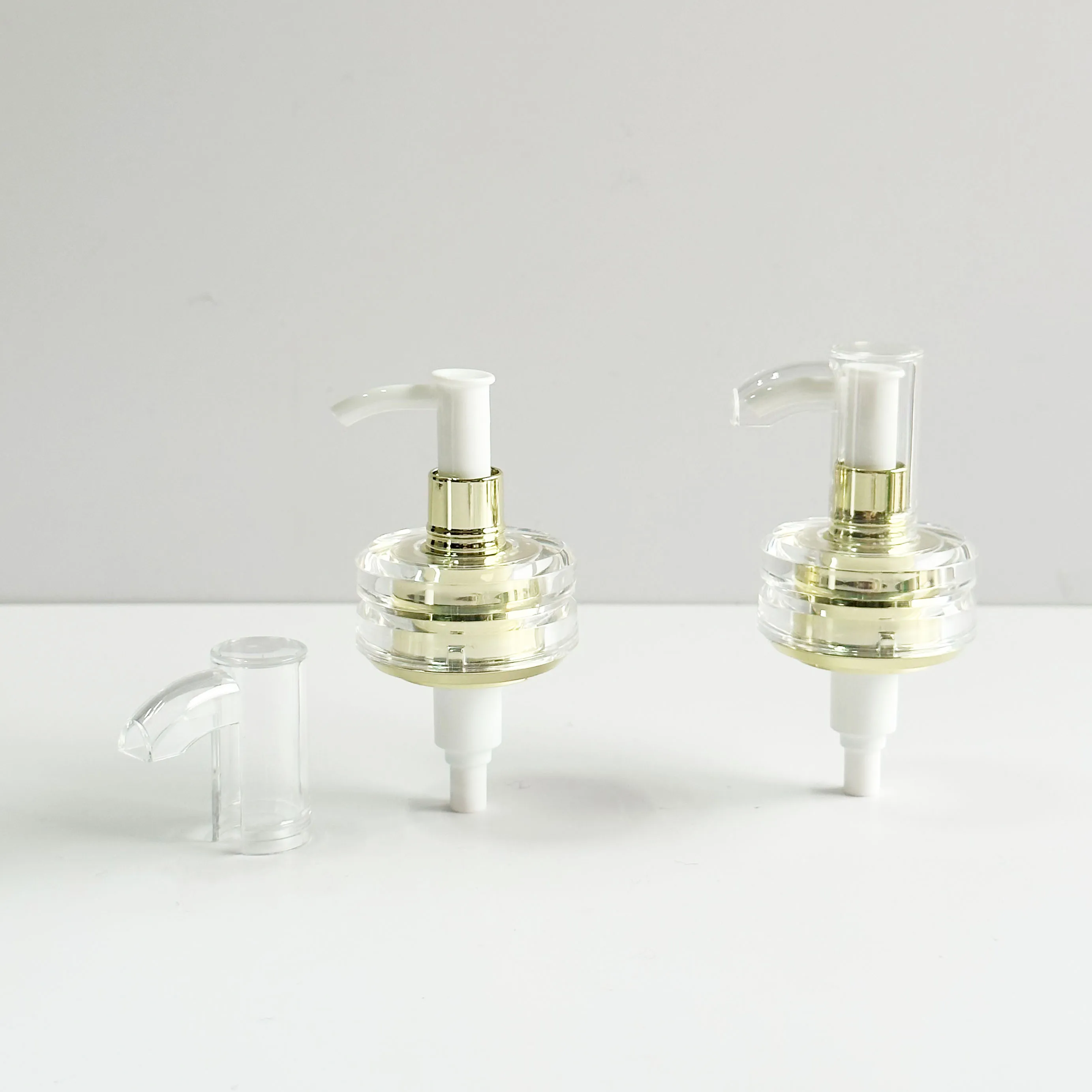 24/410 Luxury Gilded Pump Makeup Water Pp Plastic Pump Customized Lotion Essential Oil Pump With Outer Cover