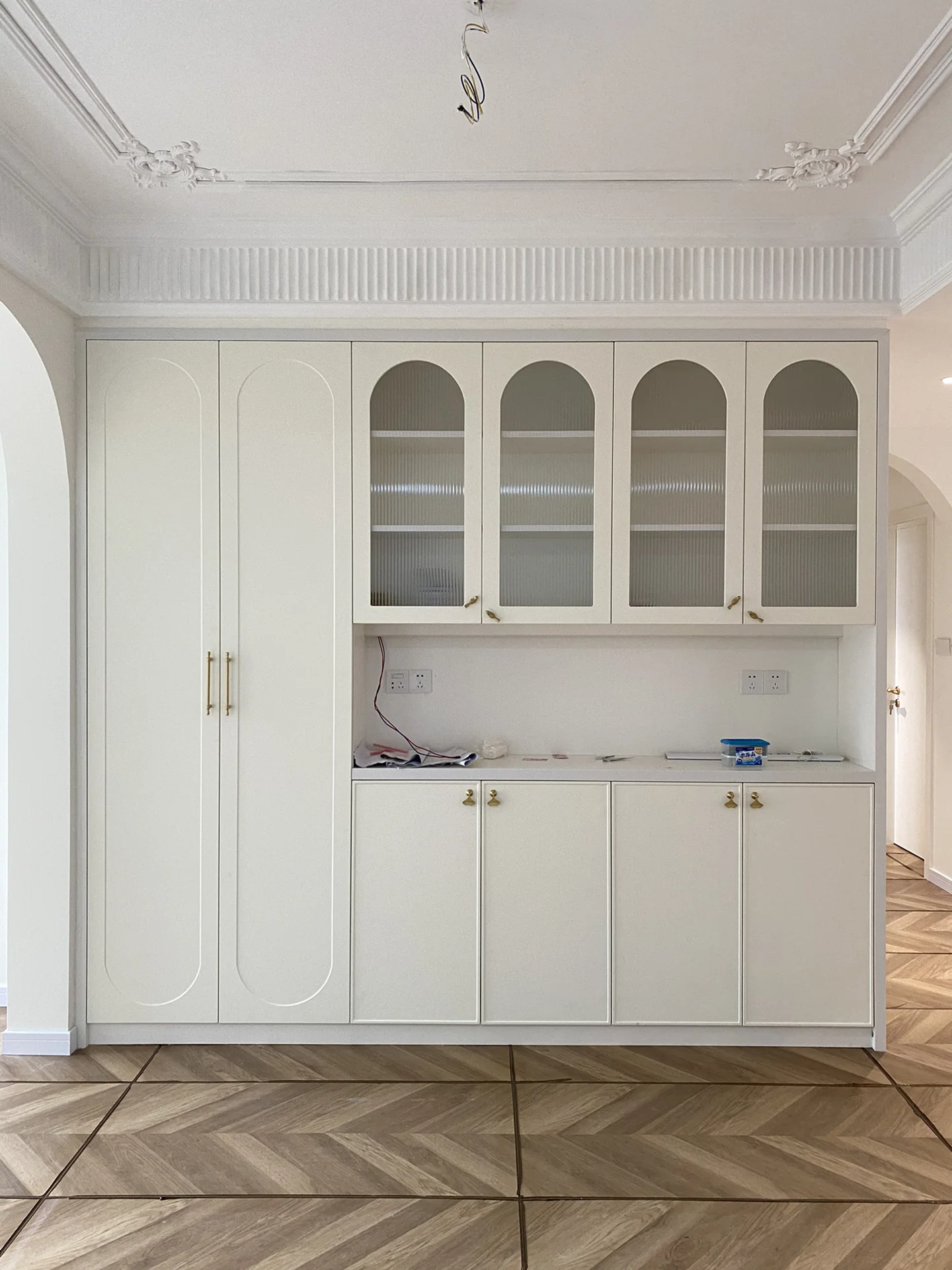 French Curved Glass Door Dining Side Cabinet with Simple Style for Living Room Storage or Computer Desks