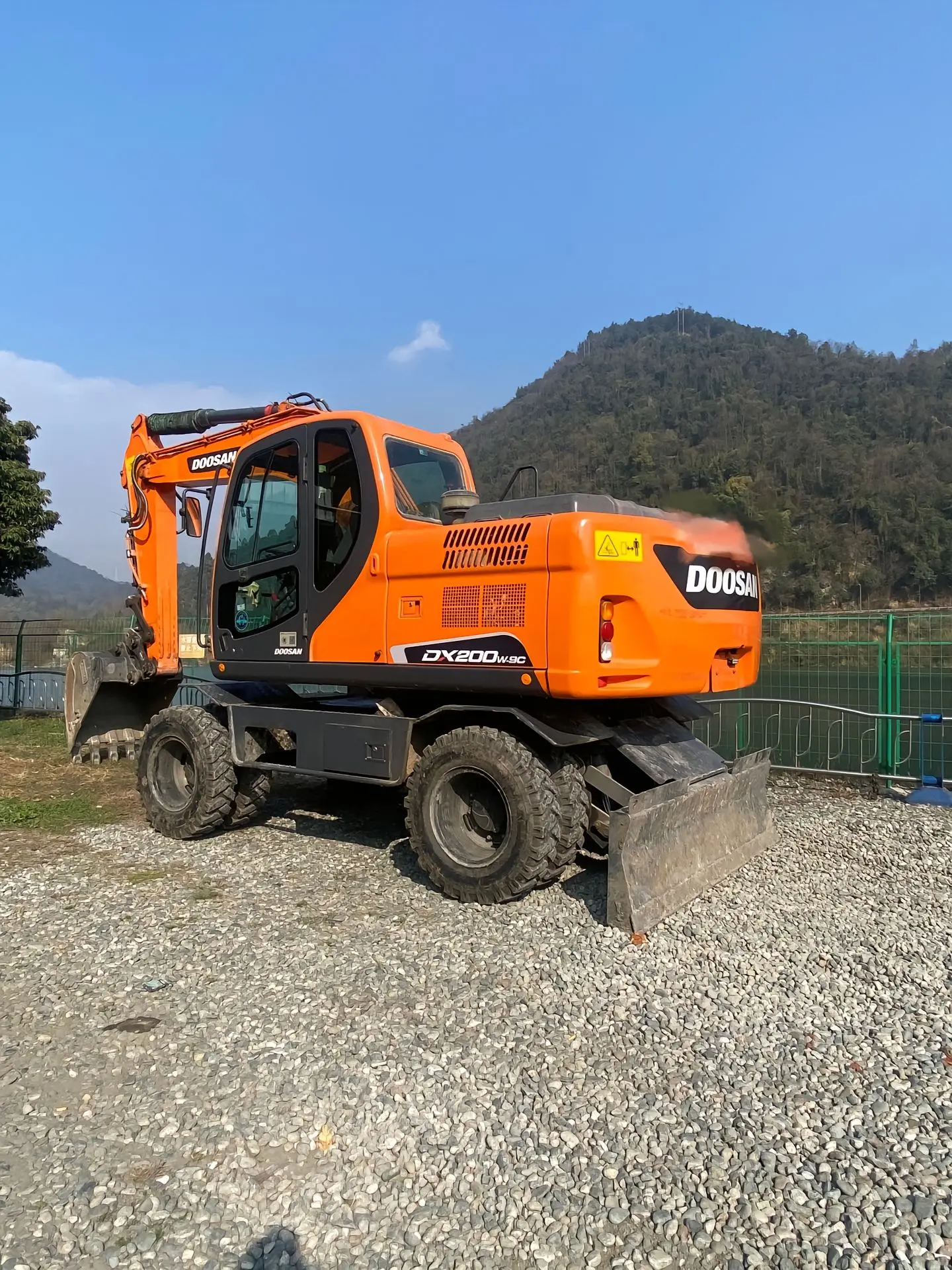 Заводская оптовая продажа низкая цена 20 тонн подержаного экскаватора Doosan DX200 средний колесный экскаватор