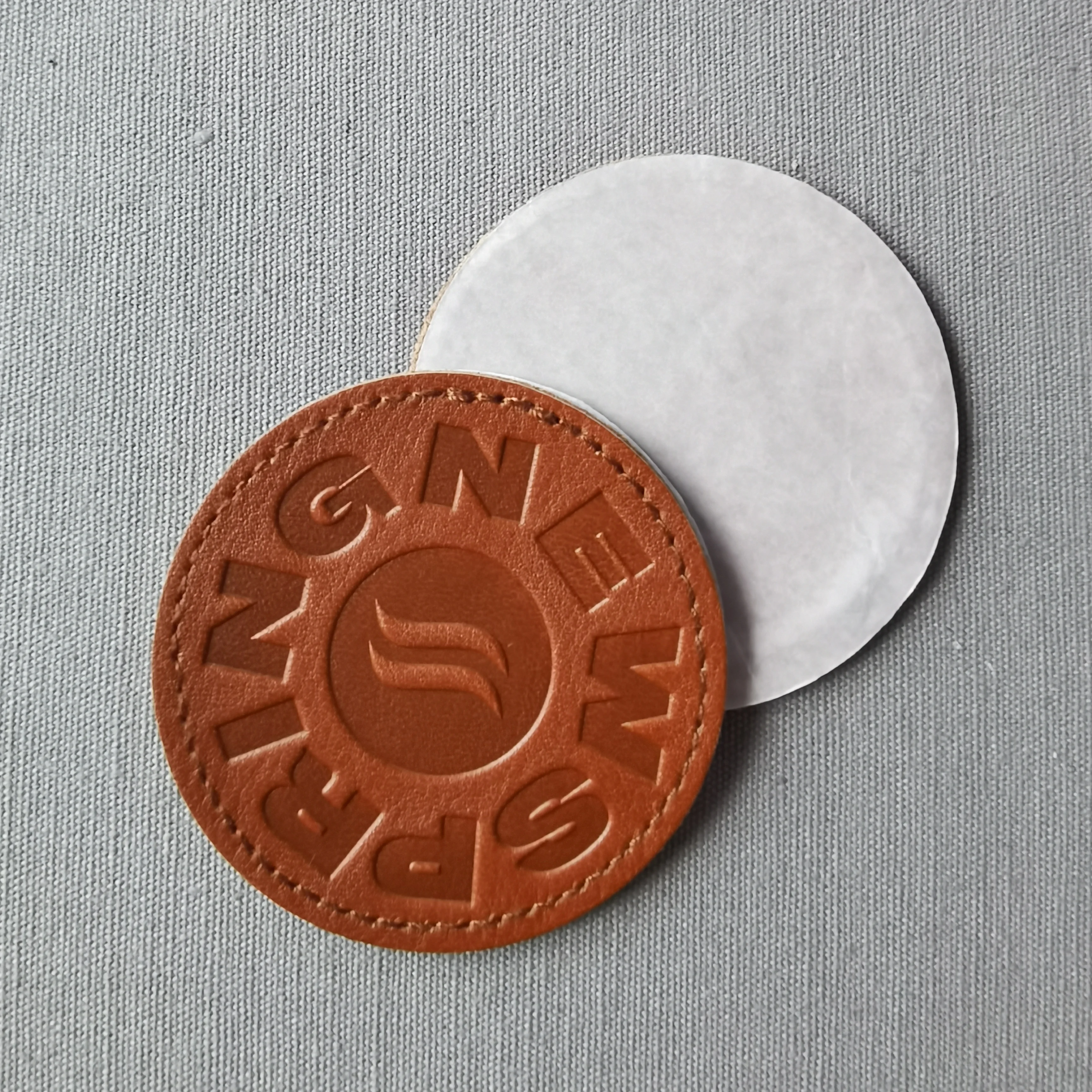 BL-L0003 Оптовая торговля тисненая кожа искусственная бирка джинсов сумки обувь одежду по дизайну заказчика изготовленным на заказ логосом одежды шляпы кожаными вставками