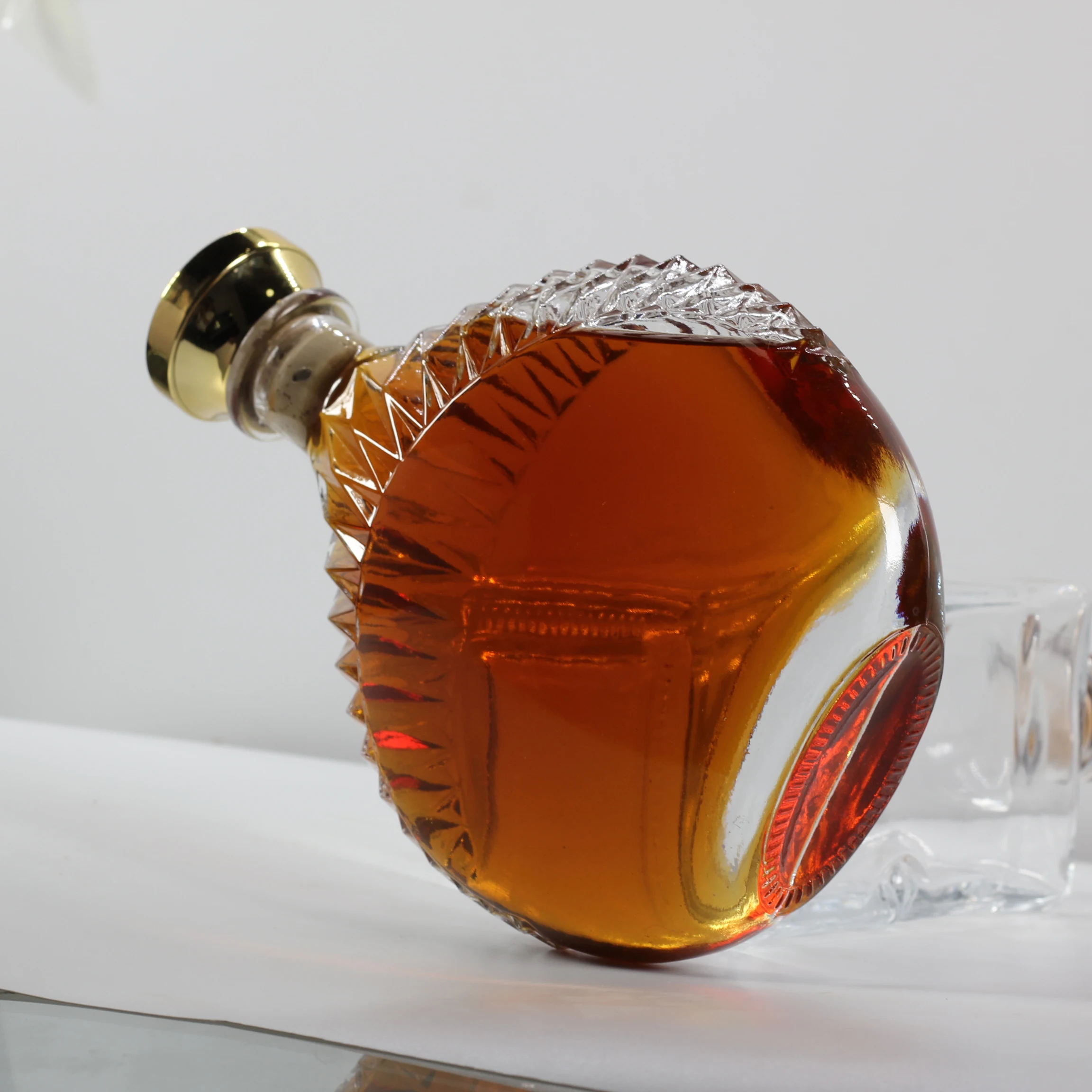 750ml glass liquor wine Vodka tequila gin bottle Fancy Liquor Glass Bottle with sealed cork lid