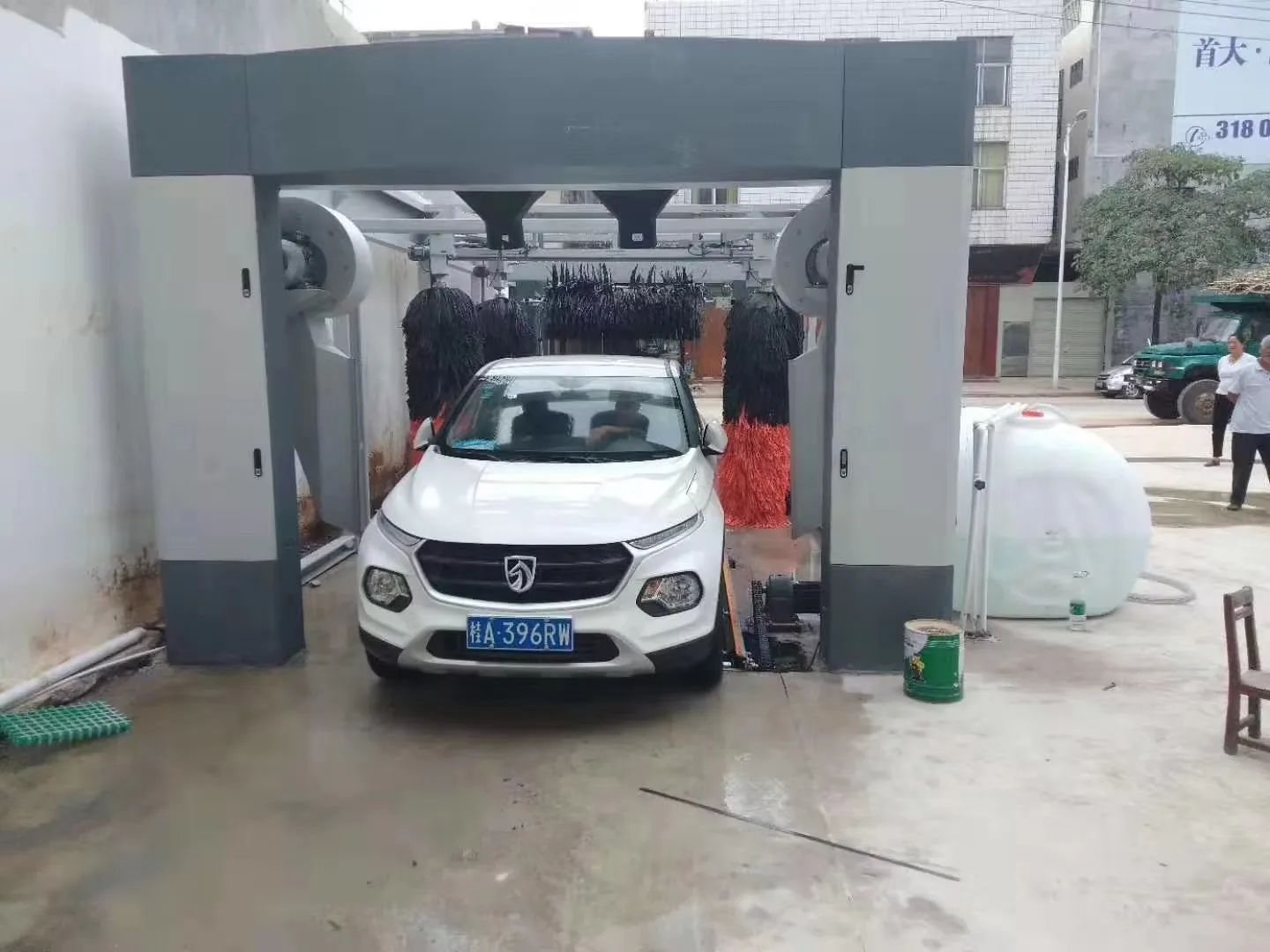 Tunnel Automatic Car Wash Machine with Cleaning Brushes and Conveyor