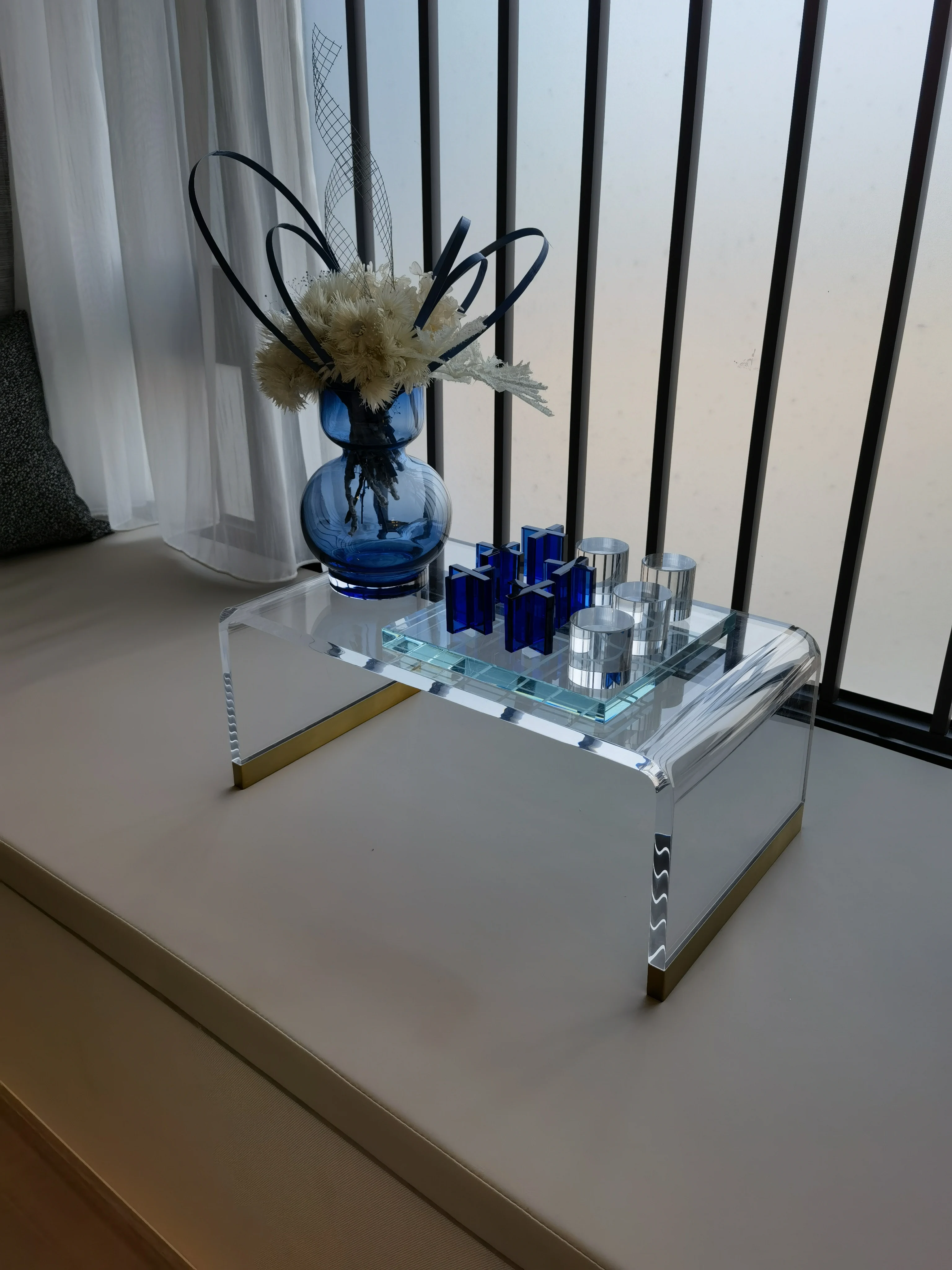 Acrylic display stand wholesale cosmetics display rack desktop product display stand organic plastic perfume demo stand