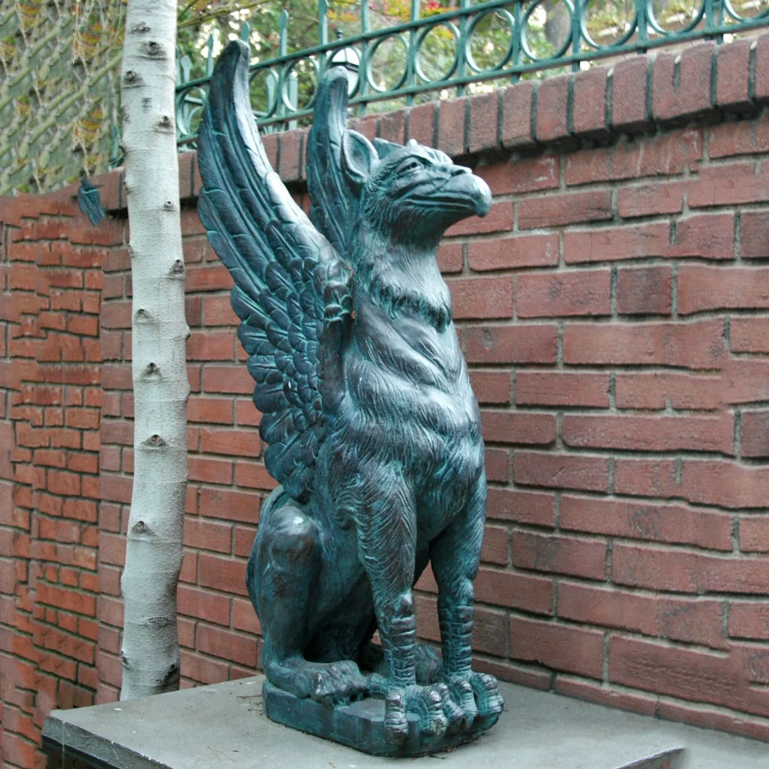 Casting bronze large gargoyle garden statues for outdoor decoration