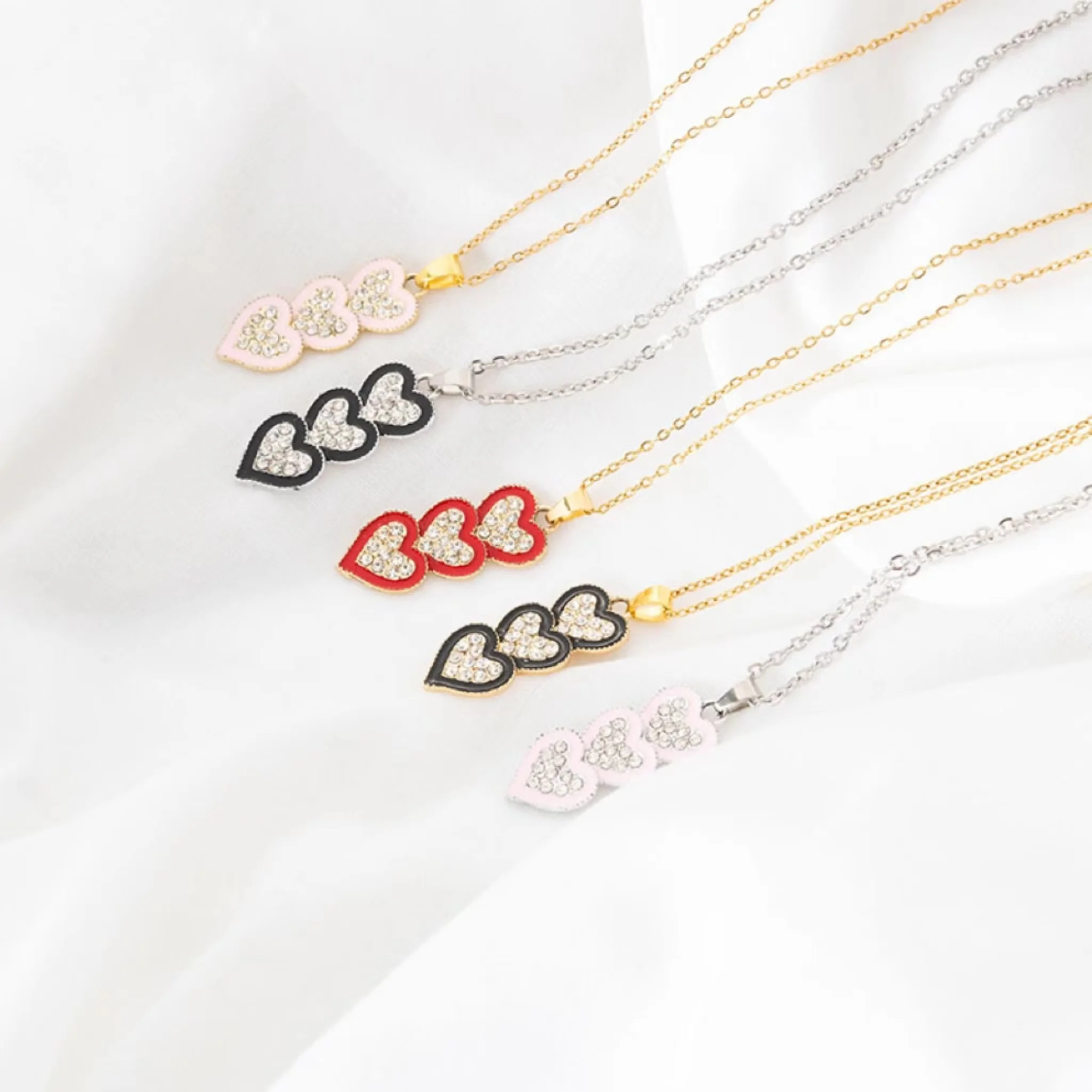 2024 New Elegant Peach Heart Necklace for Women Stainless Steel Love Necklace with Classic Strand Titanium Wholesale Jewelry