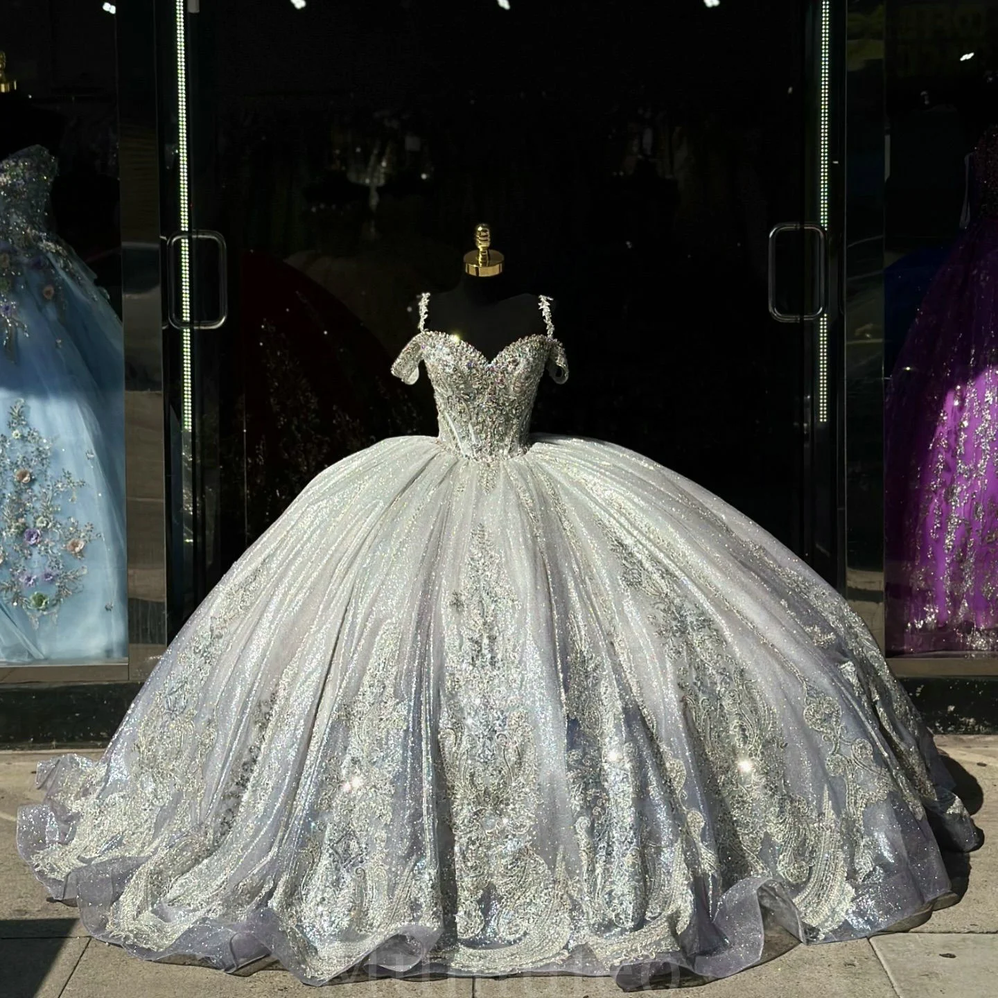 Mumuleo Серебряное платье Quinceanera с кристаллами 15 милых платьев открытыми плечами праздничное V-образным вырезом 2024 бальное для принцесс
