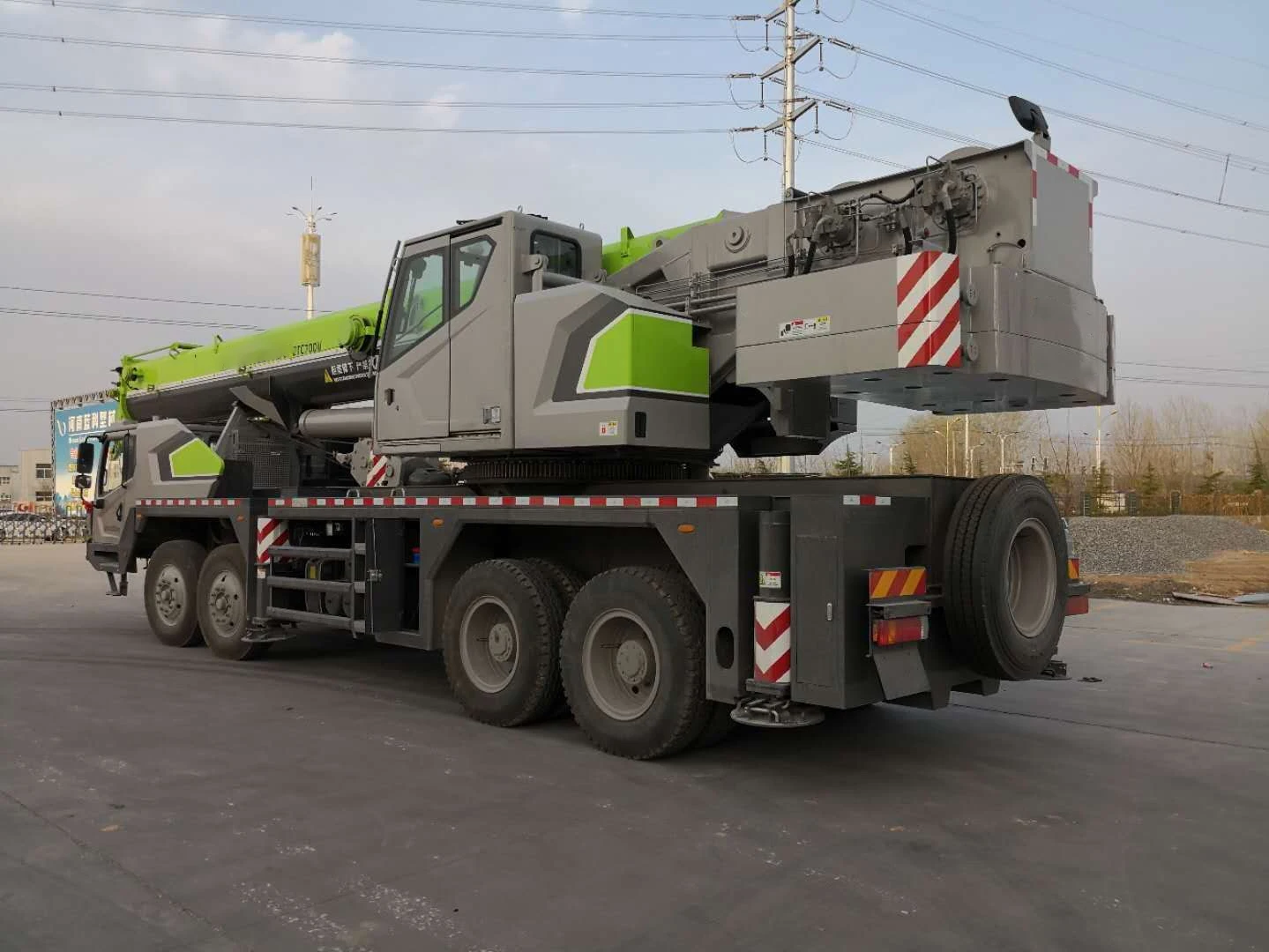 Zoomlion 25ton Small Truck Crane ZTC250W Wheeled Mobile Crane with Spare Parts