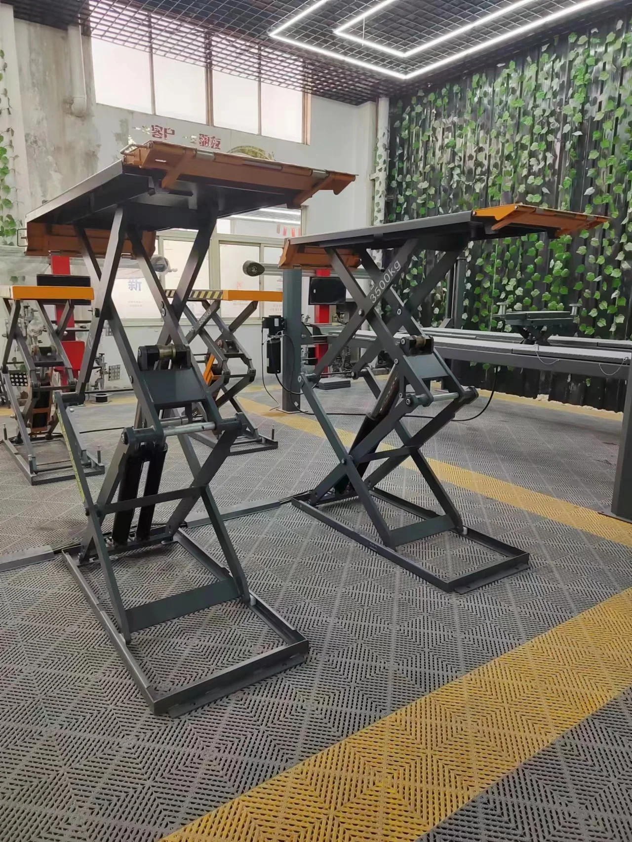 Cheap 3.5T Hydraulic Mini Ultra Thin Scissor Car Lift For Automotive Garage Repair