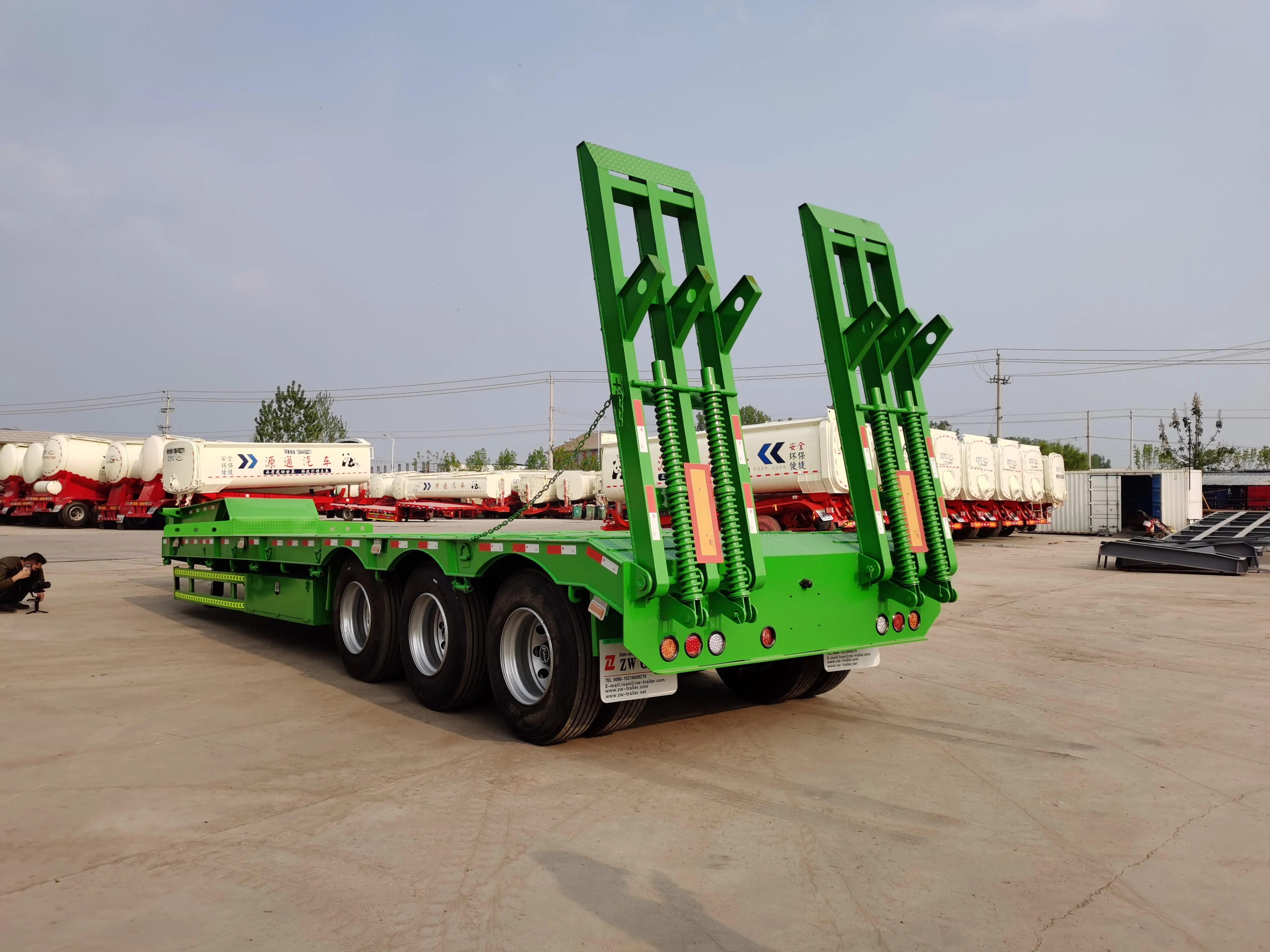 CIMC 4 Axles Lowbed Transport Trailer Customized Lowboy Truck Gooseneck Semi Trailer with cheap price