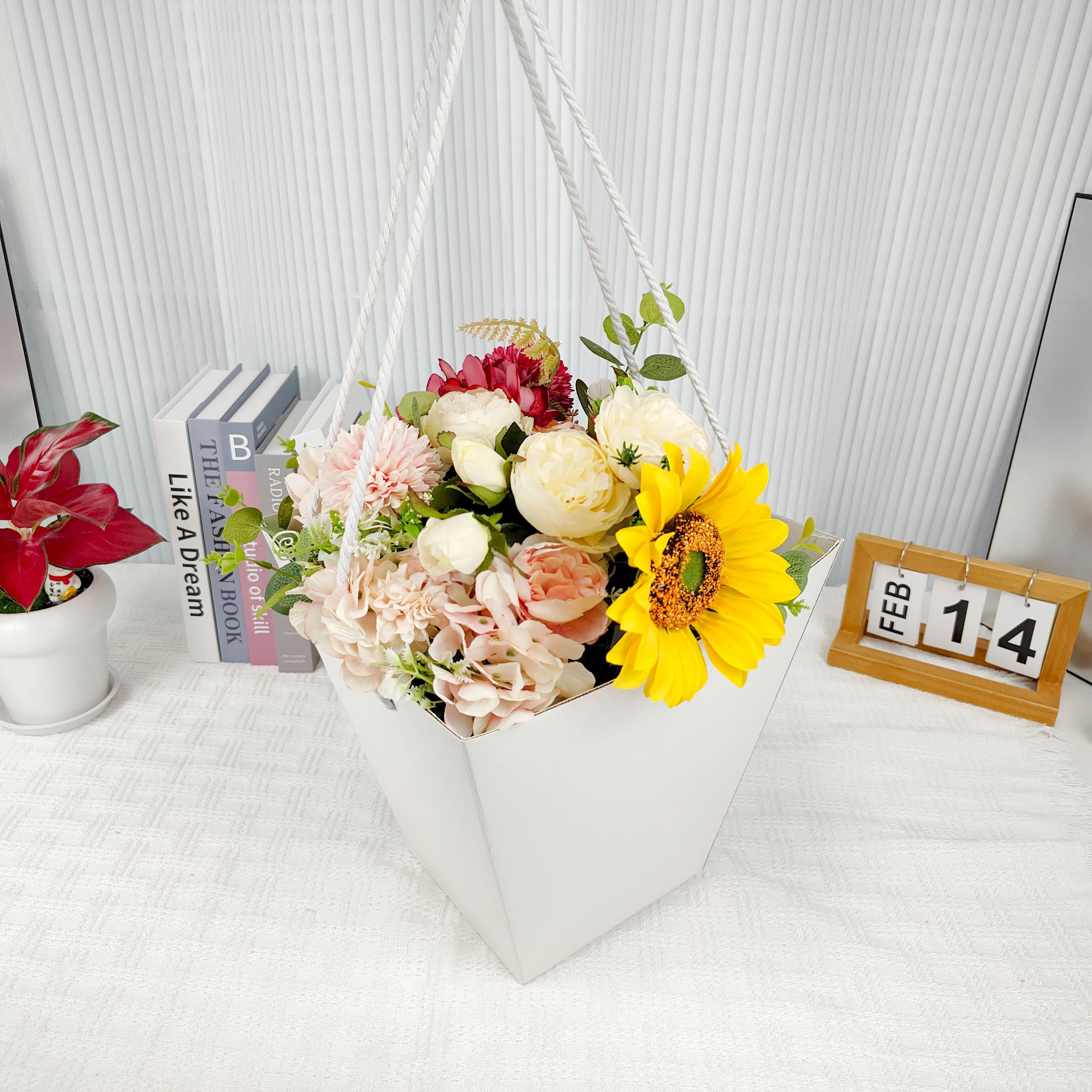 Customized Superior Quality Floral Decorative Carrying Flower Bag With Handle For Bouquets