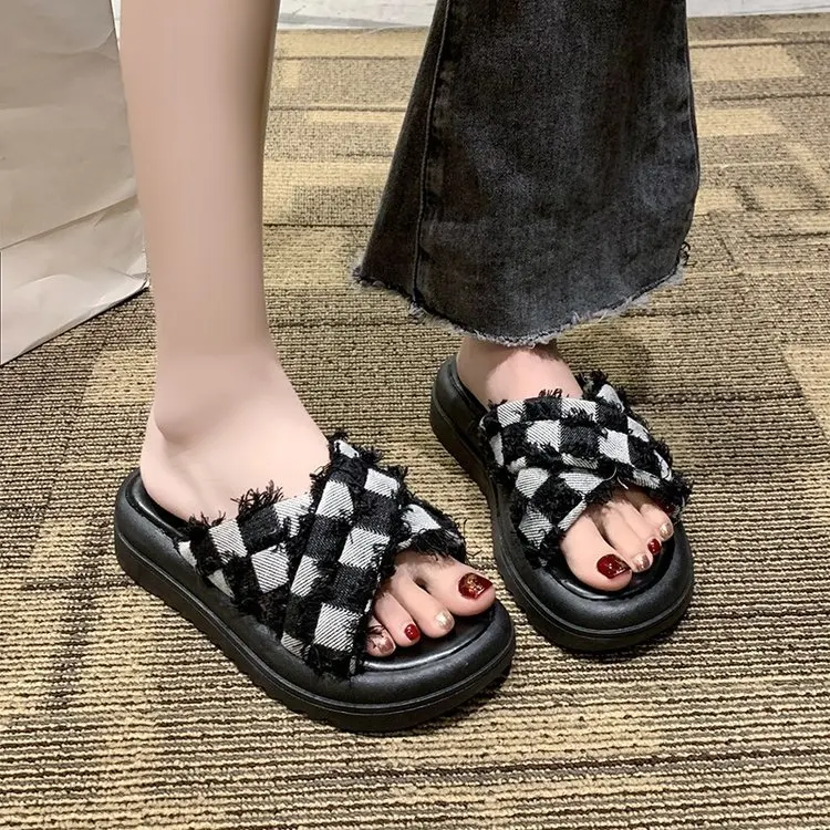 New sneakers fashionable Checkered Cross Flat Bottom Thick Sole Color Block Wearing Cool Slippers Outside Slippers for Women