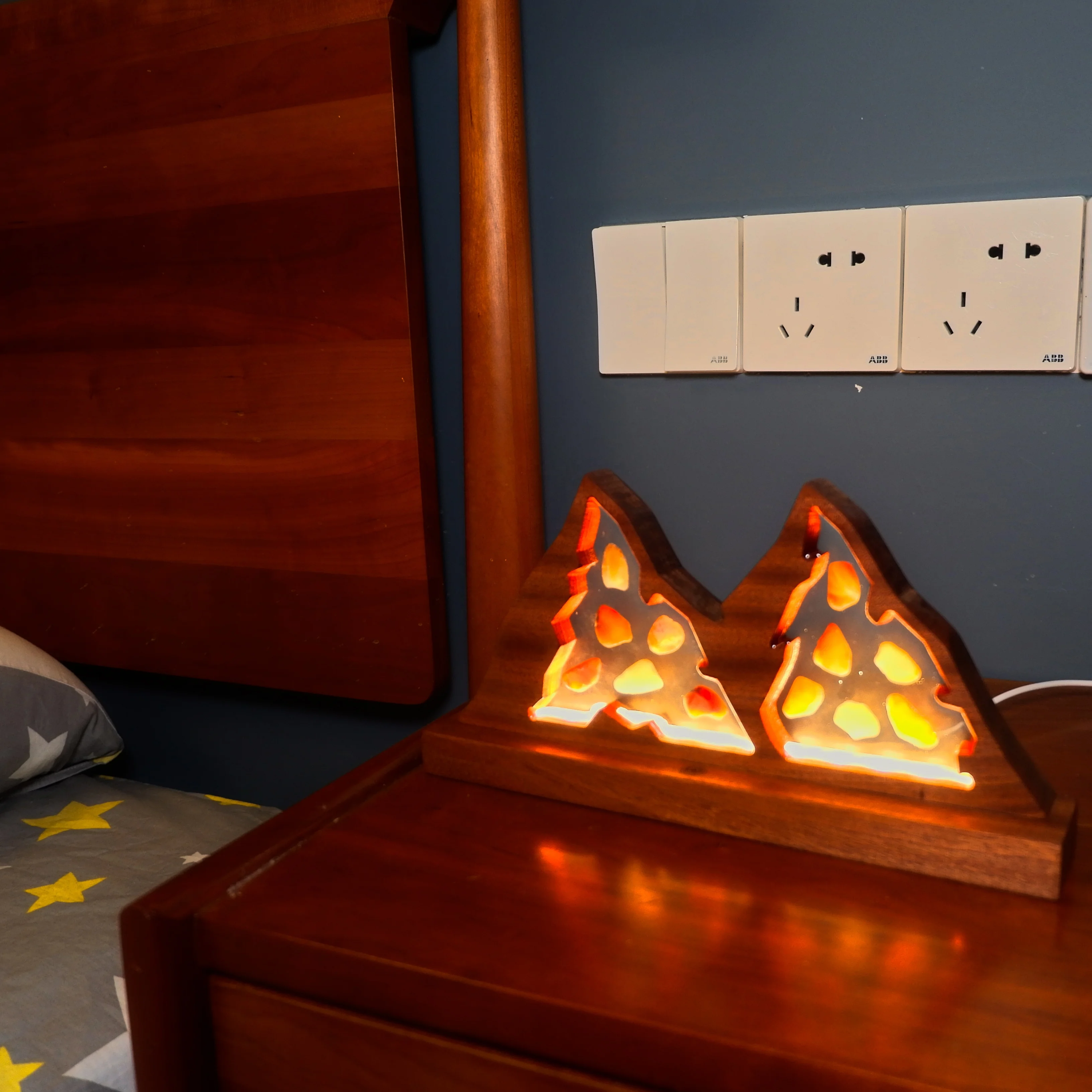 Modern Luxury Wood Resin Epoxy Night Light Lamp Bedside Wooden Art Decoration Table Lamp Touch Sensor Dimmable For Bedroom