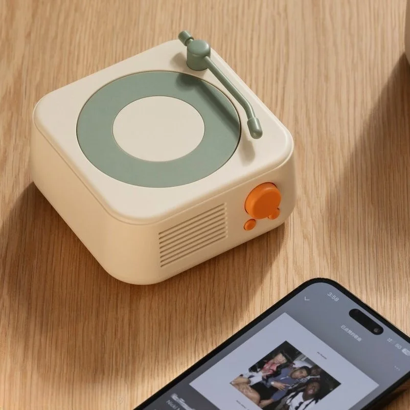 Classic Style Vintage Vinyl Record Player Old Fashioned Wireless Speaker with 5W Power Black Glue Stereo Bass Enhancement