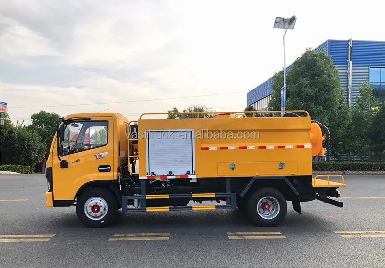Camion de limpieza a alta presion Dongfeng en venta, 5 CBM, precio de fabrica para destapar alcantarillas.