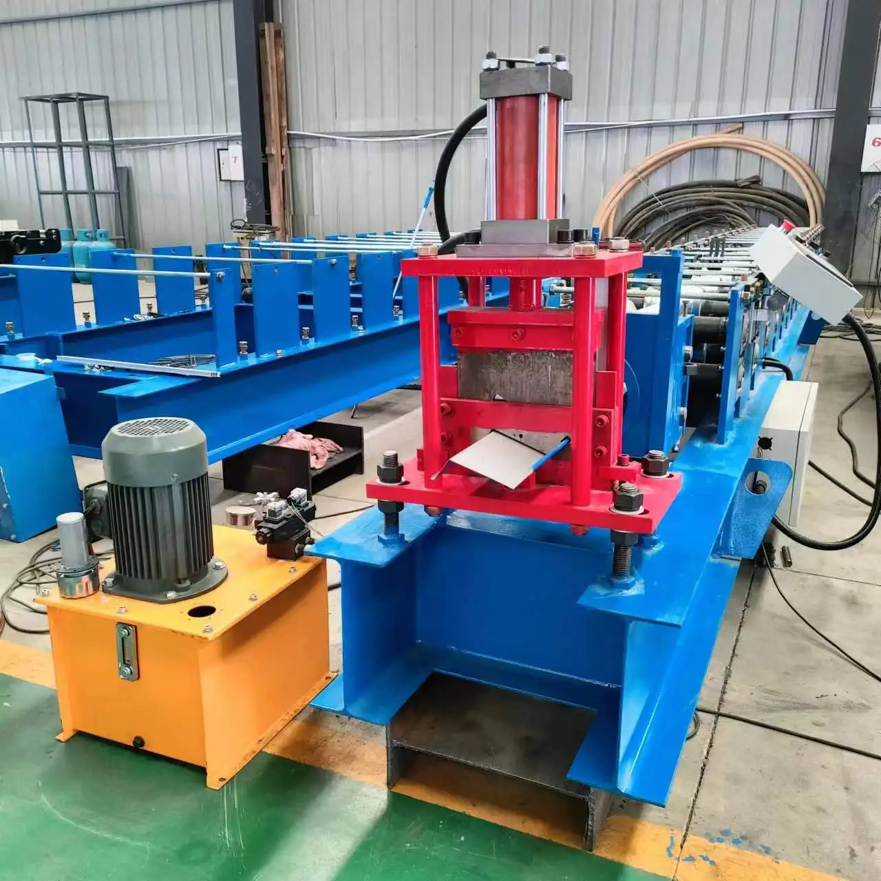 High speed barge flashing for panels roll forming machine