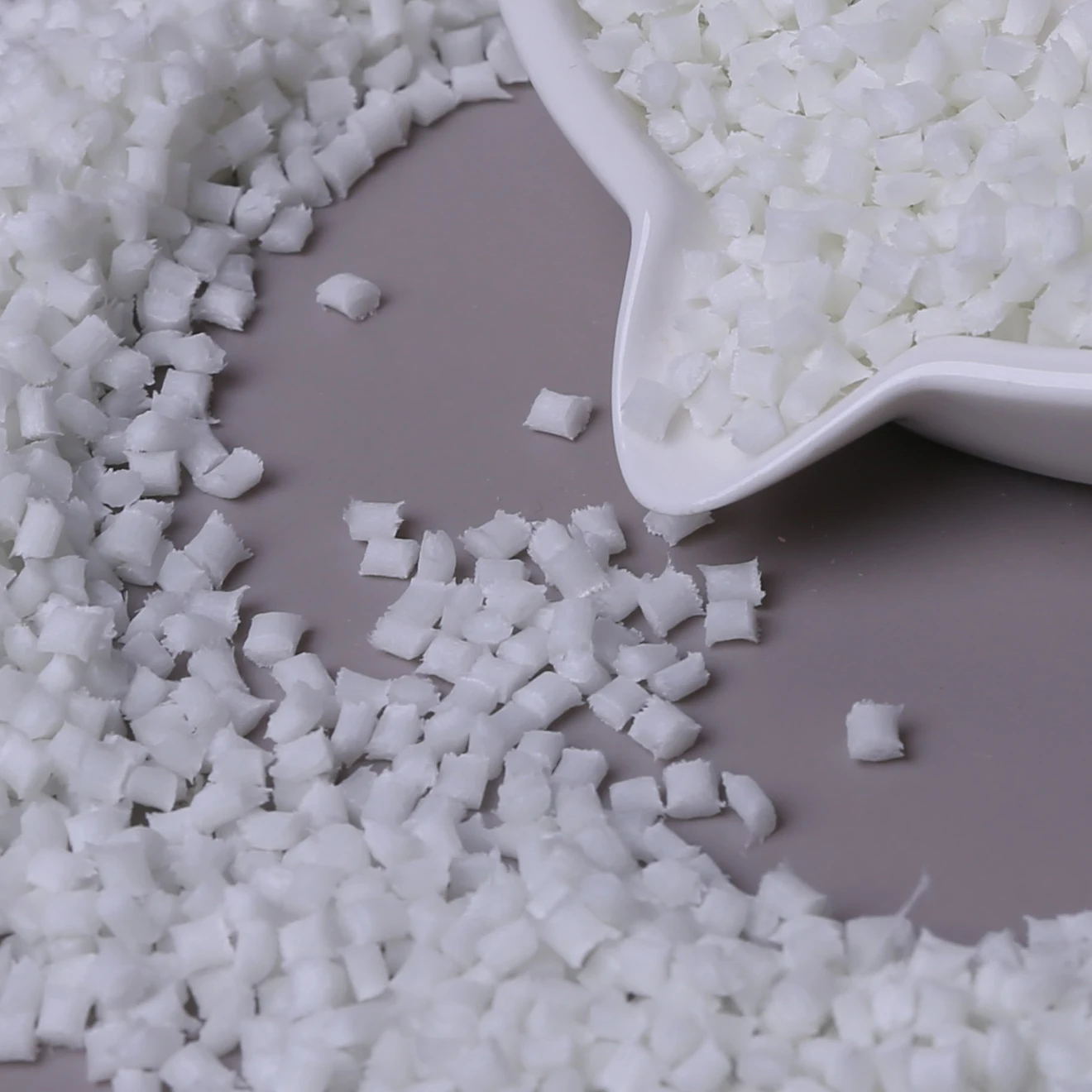 LG CHEM LUMID GP2300A(W) заполненное стекловолокном 30% PA6 Смола nylon6 гранулы GF30 polymide6 пластиковое сырье для двигателя