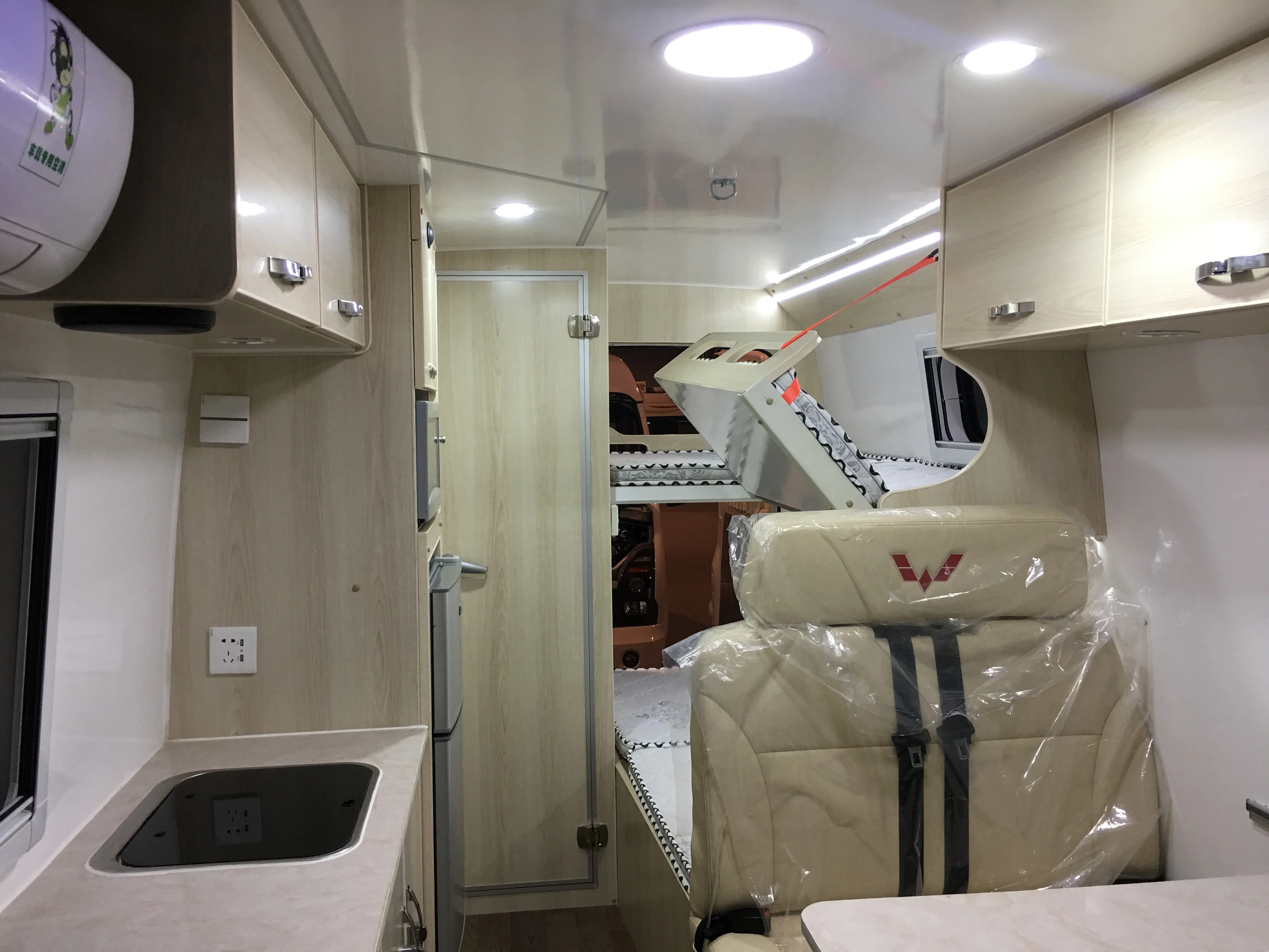 WULING Camper Home Motorhome RV Caravan Travel Trailer with Washroom Beds Sofas Table Air Container Refrigerator Cooking Kit