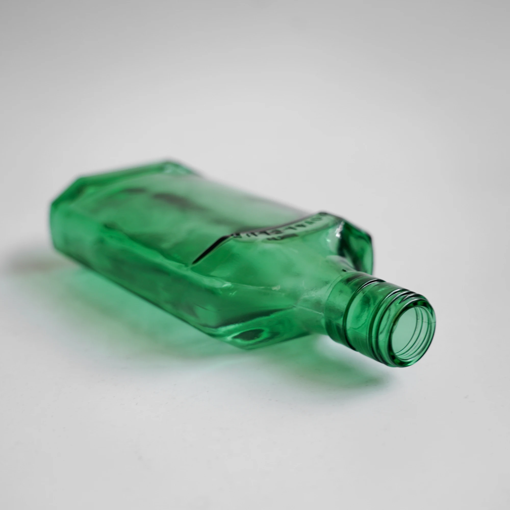 Оптовая продажа с фабрики бренд UPC высокое качество пустая зеленая плоская бутылка 125 мл для вина виски водки маленькая стеклянная