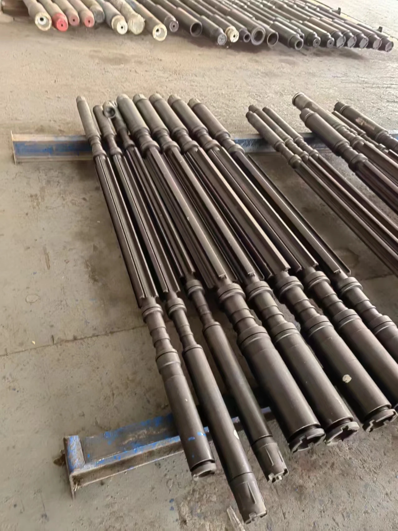 Инструмент для снижения ударов и вибраций бурения на месторождениях гидравлические амортизирующие Подводные устройства с радиальным осевым направлением