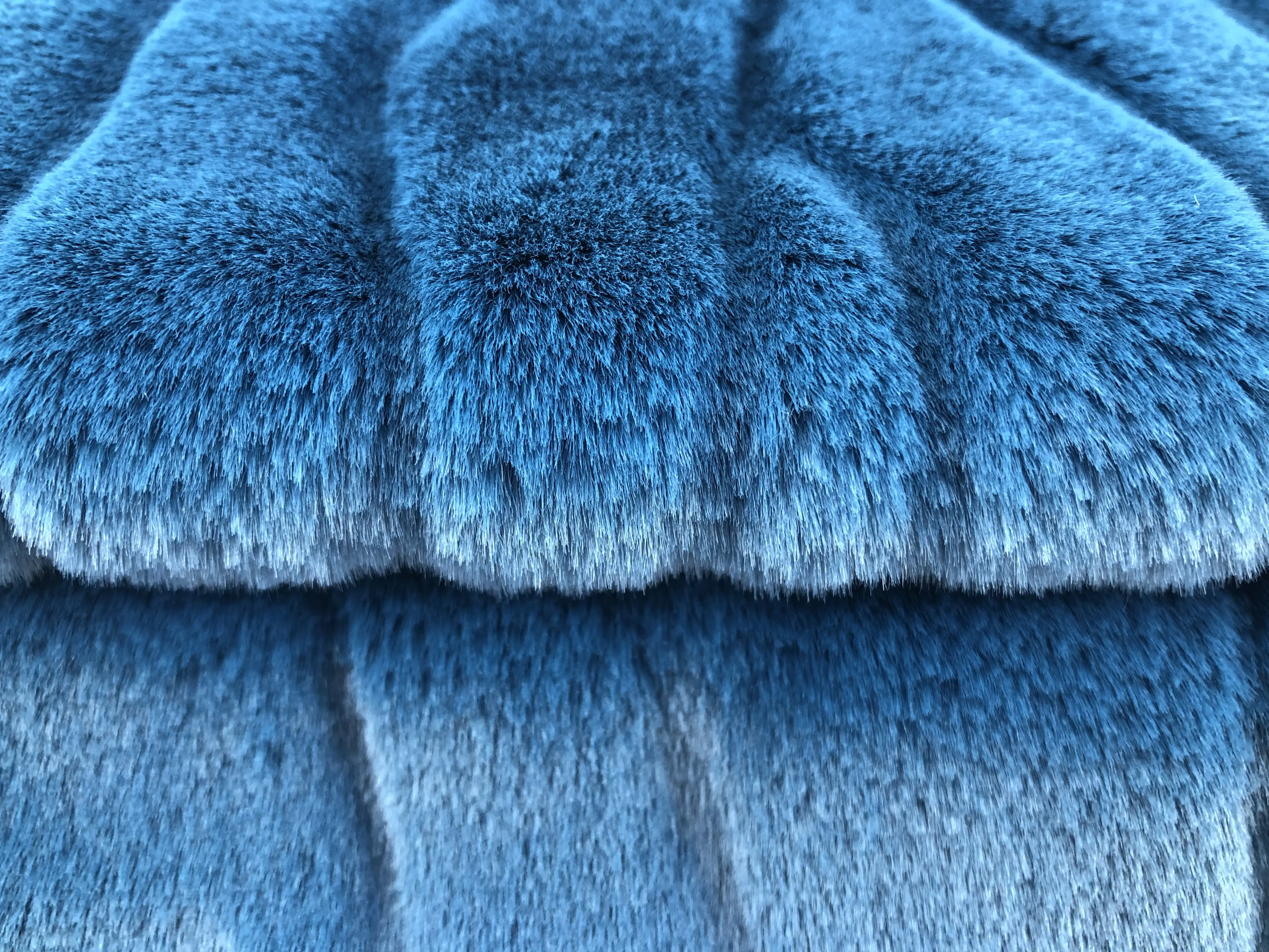 Luxurious EMBO Rabbit Faux Fur Fabric Soft Comfortable Minky Fur for Blanket/Carpet/Coat