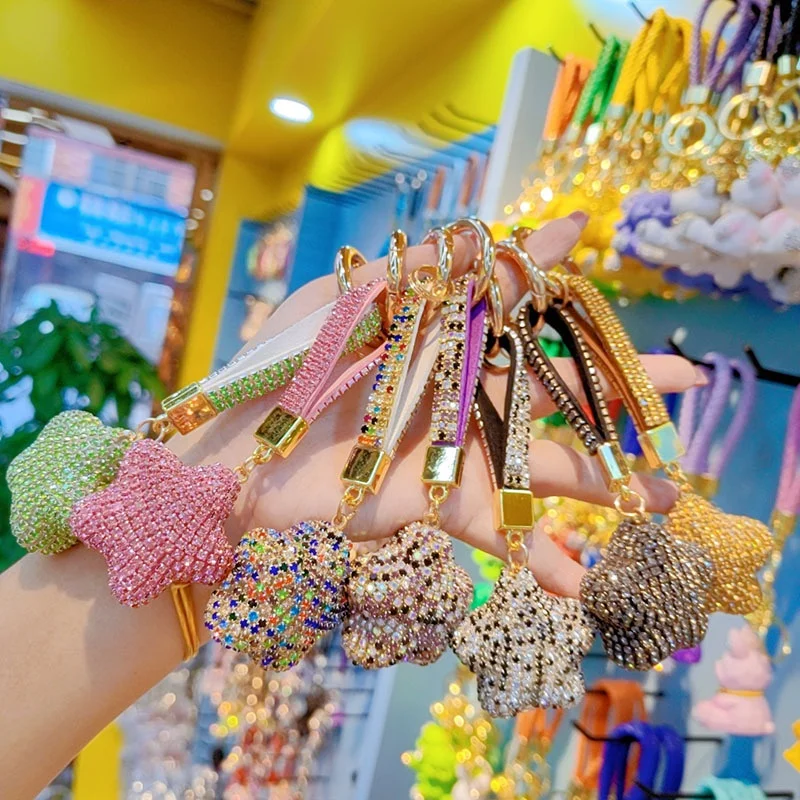 Роскошный очаровательный брелок с кристаллами и блестящими стразами