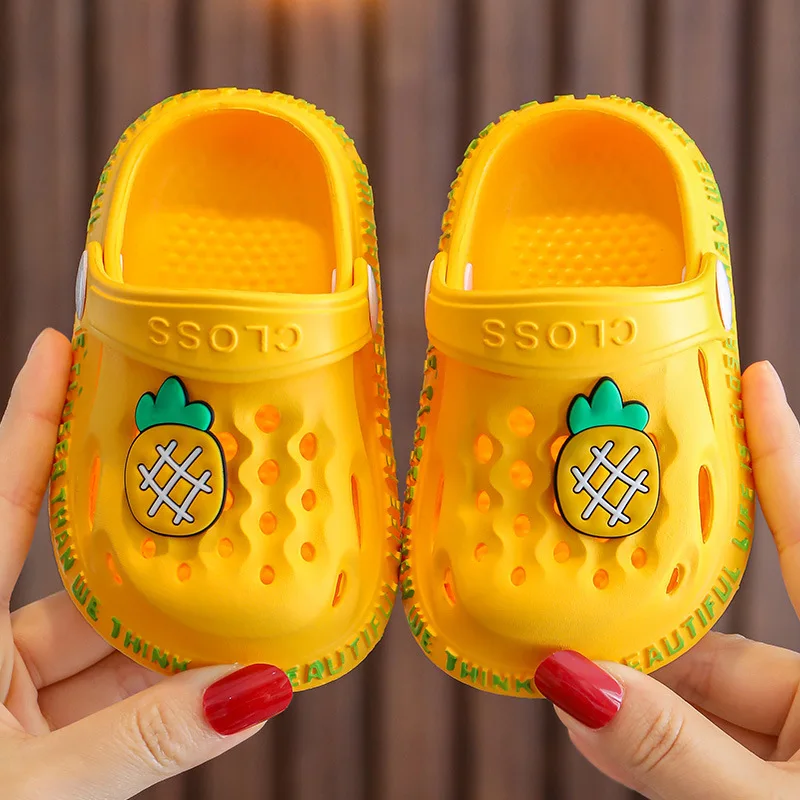 
2021 summer new arrival clog shoes boy girl cute cartoon kids beach slipper strawberry clog for kids 