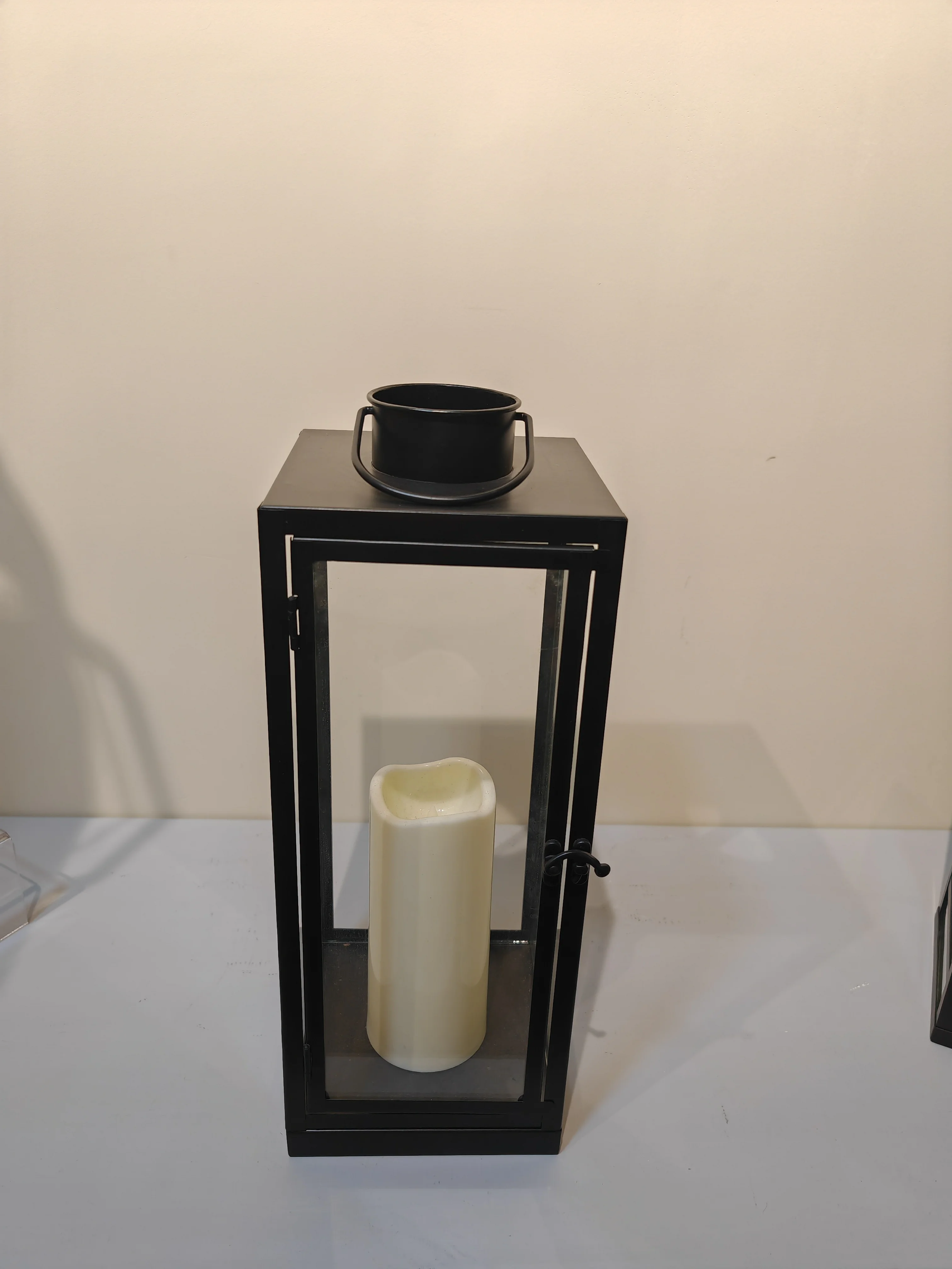European Style Antique Black Metal Lantern Shabby Chic Garden Hanging Outdoor Courtyard Home Decoration Candle Usage