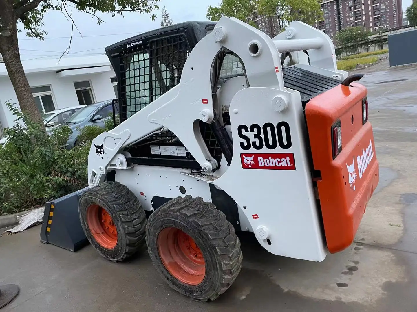 Высокопроизводительный б/у мини-погрузчик с бортовым поворотом BOBCAT S300 мини-колесный экскаватор-погрузчик маленький CE 2 тонны