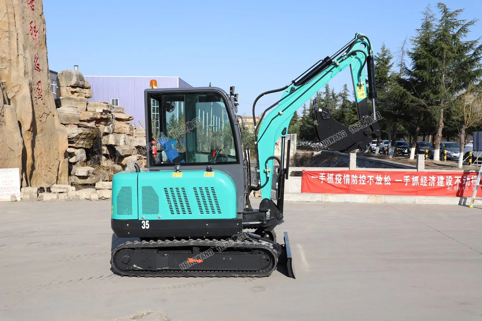 hot sale 3.5 ton mini excavator can be equipped with different accessories such as broken hammer, rake and  drill
