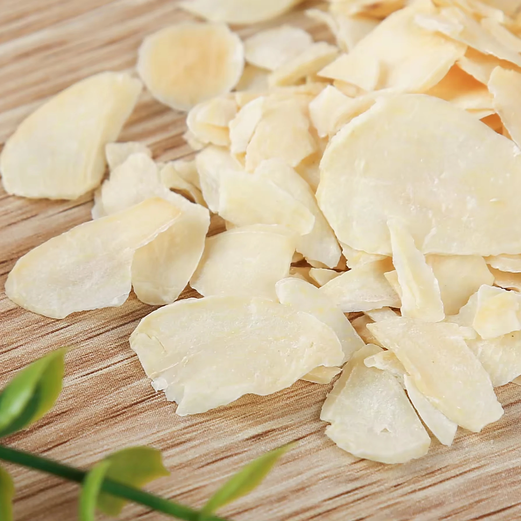 High Quality Fresh Dehydrated Garlic Slices Garlic Flakes Dehydrated Bulk Vegetable Manufacturer