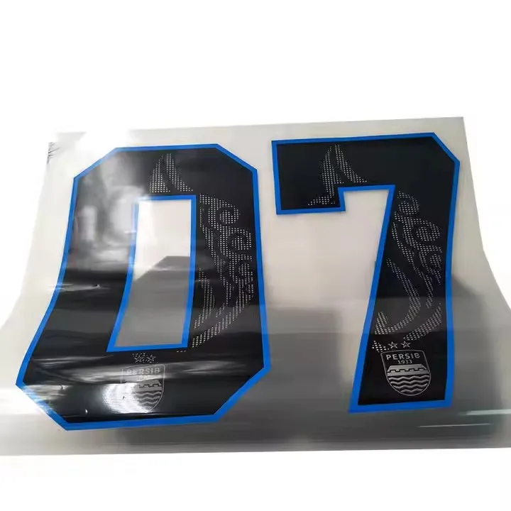 Оптовая продажа Высококачественная наклейка на трикотаж с цифрой и буквами Виниловая заказ фирменная теплопередающая печатная этикетка для футболки