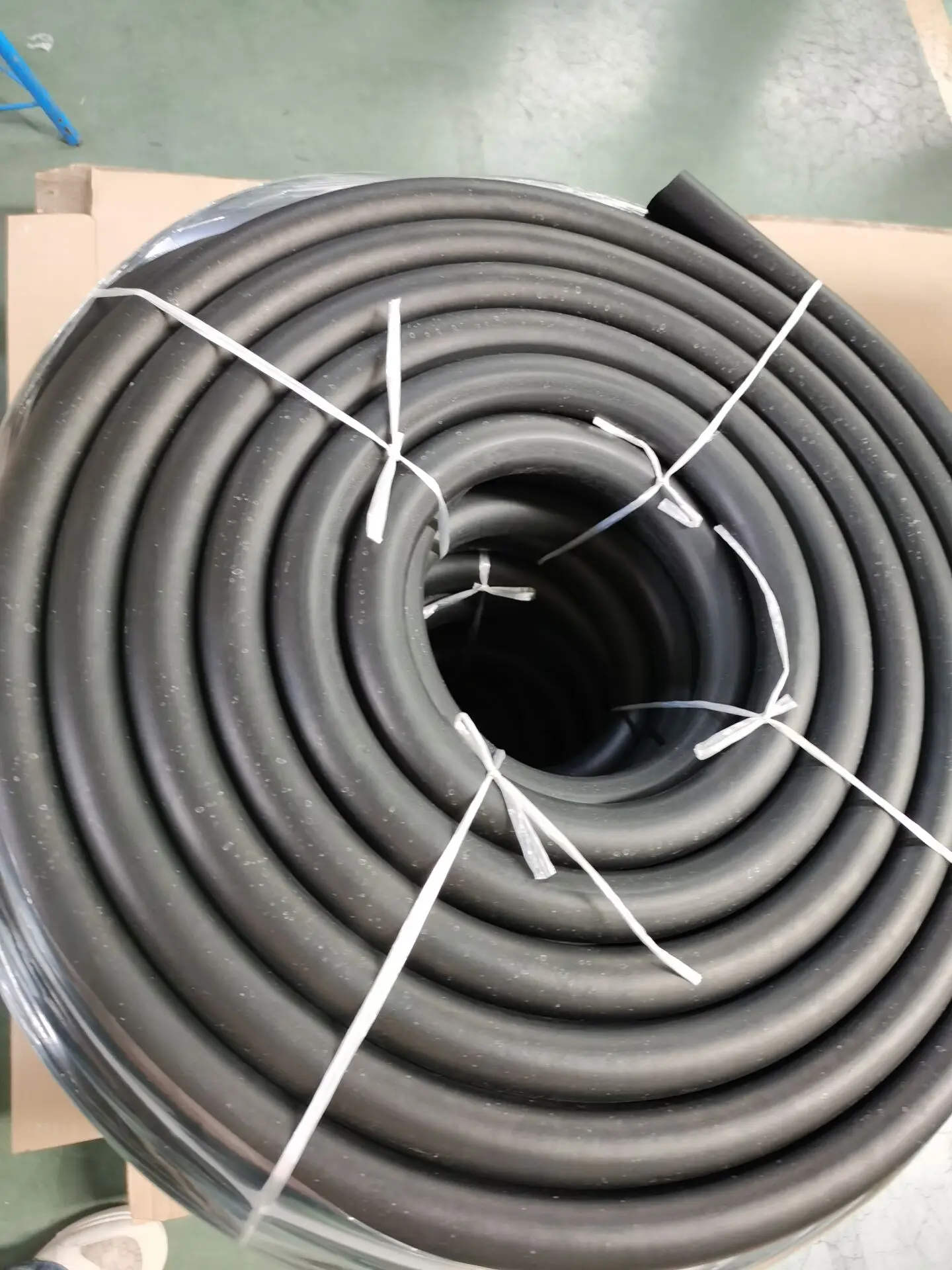 Manufacture supply EPDM sealing foam strip solid circular rubber soft cylindrical sponge motor cabine strips