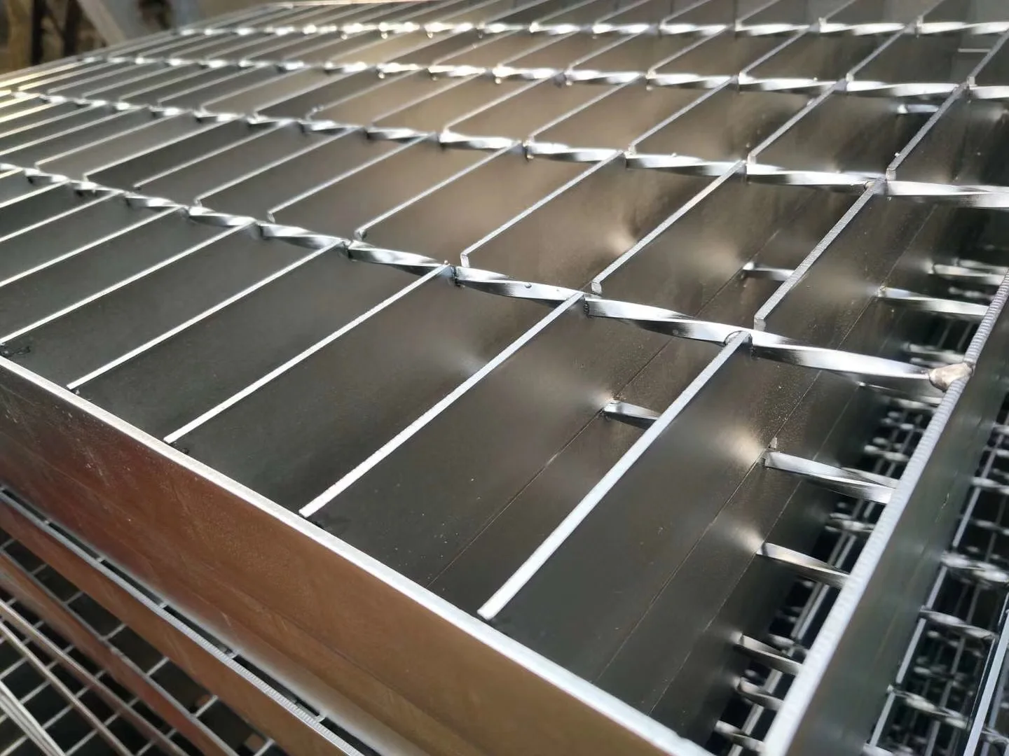 China hot dipped galvanized steel grating price steel grid flooring frame and grate