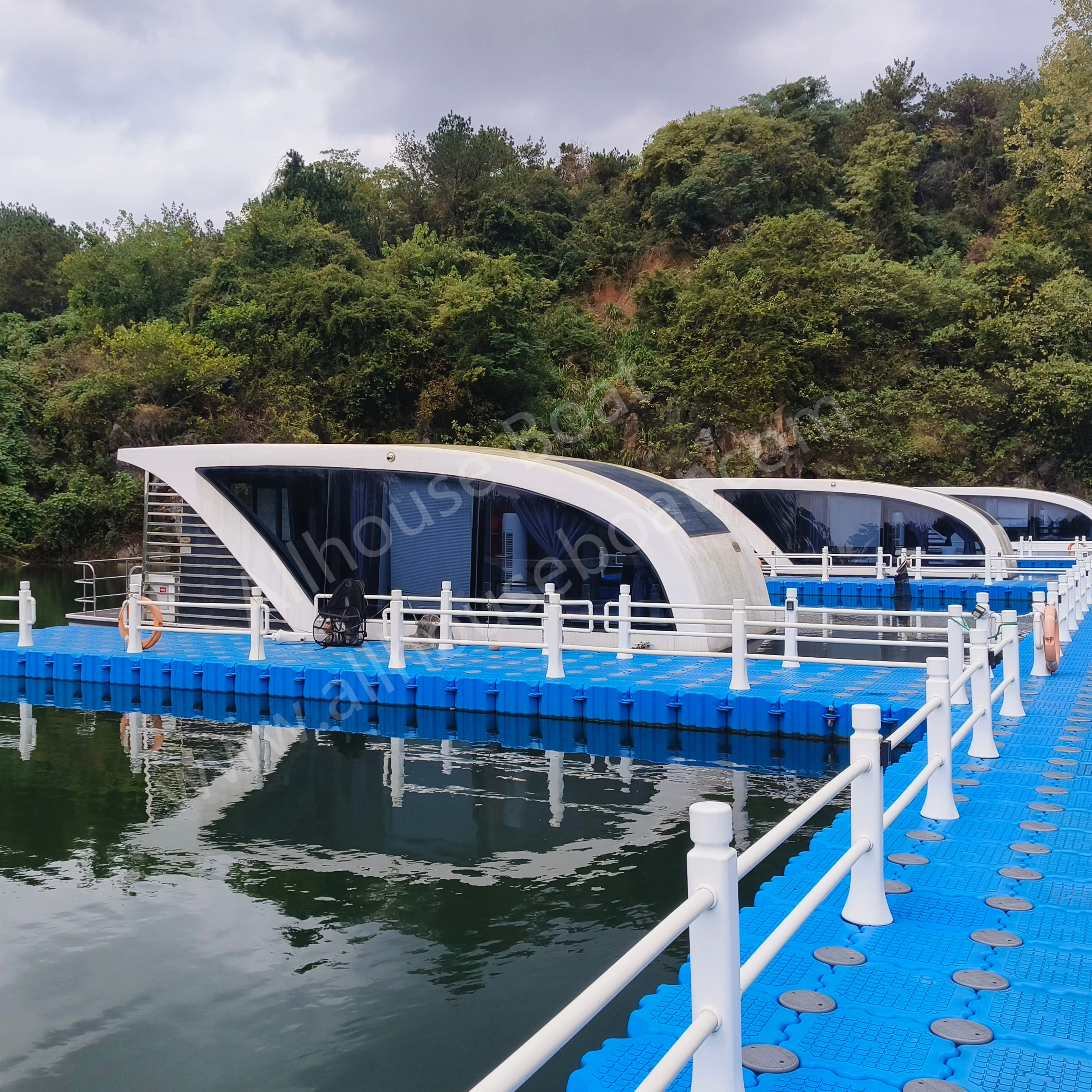 2025 New Floating House High Speed Airbnb Commercial  Hotel Houseboat with Kitchen and Bathroom Prefabricated Boat House