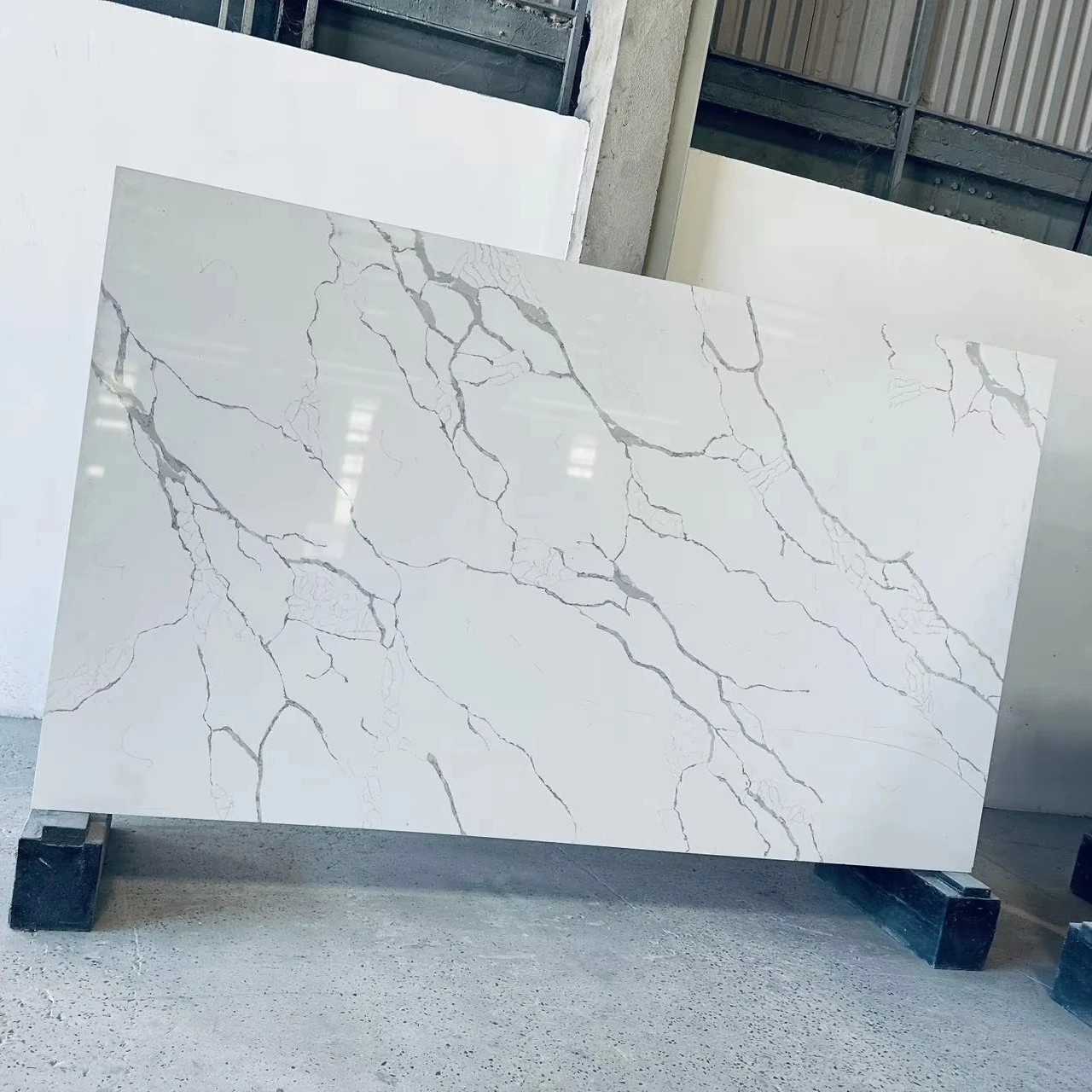Simpson High Quality Polished Modern Quartz Stone Kitchen Countertops Big Slab for Hotels and Kitchen Islands