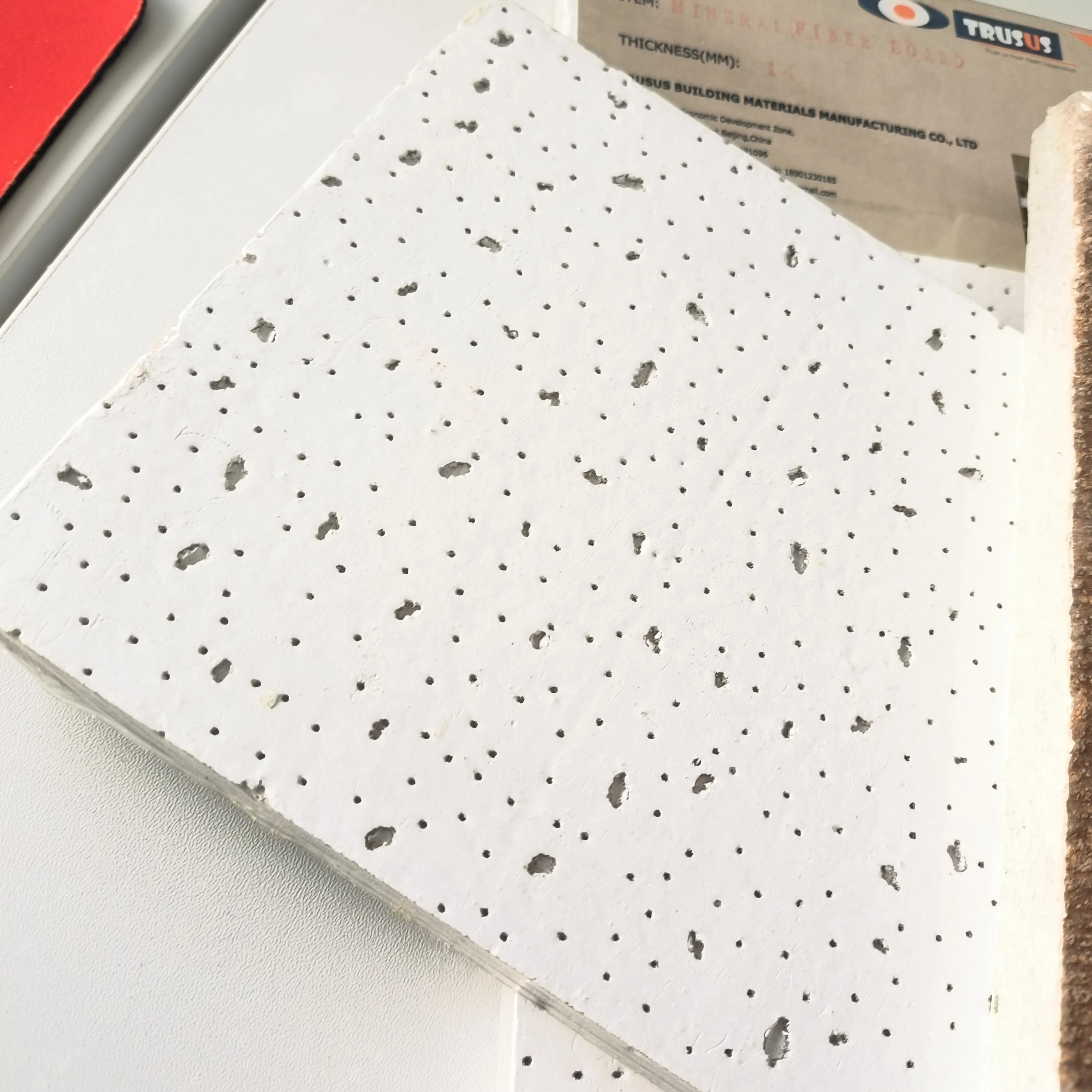 Низкая цена 60X60 акустическая потолочная доска из искусственного волокна минеральная