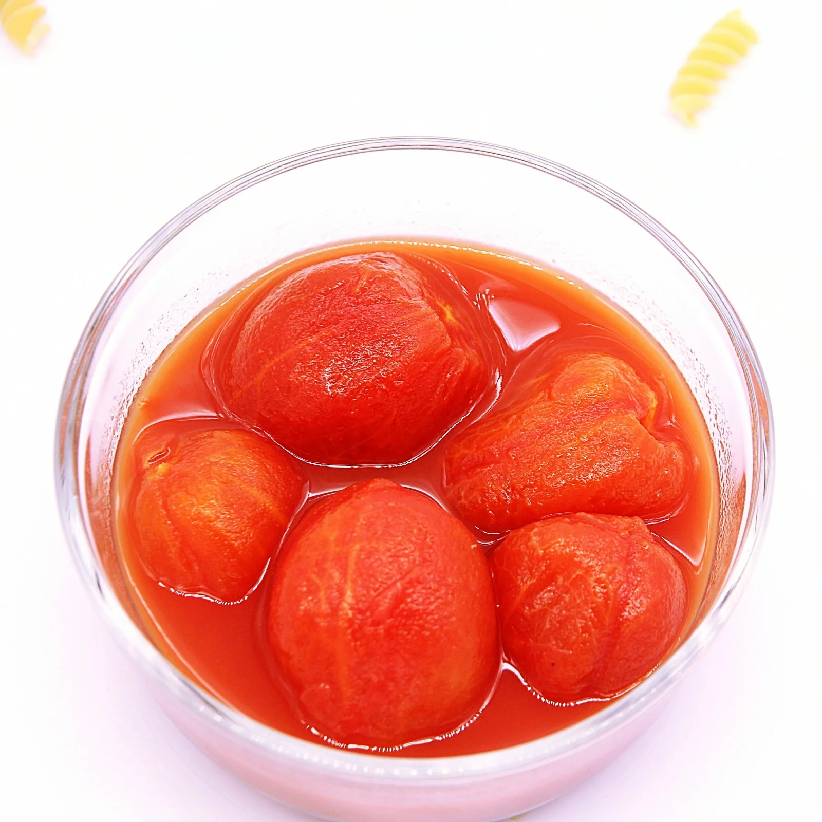 Консервированные очищенные помидоры в жестяной банке