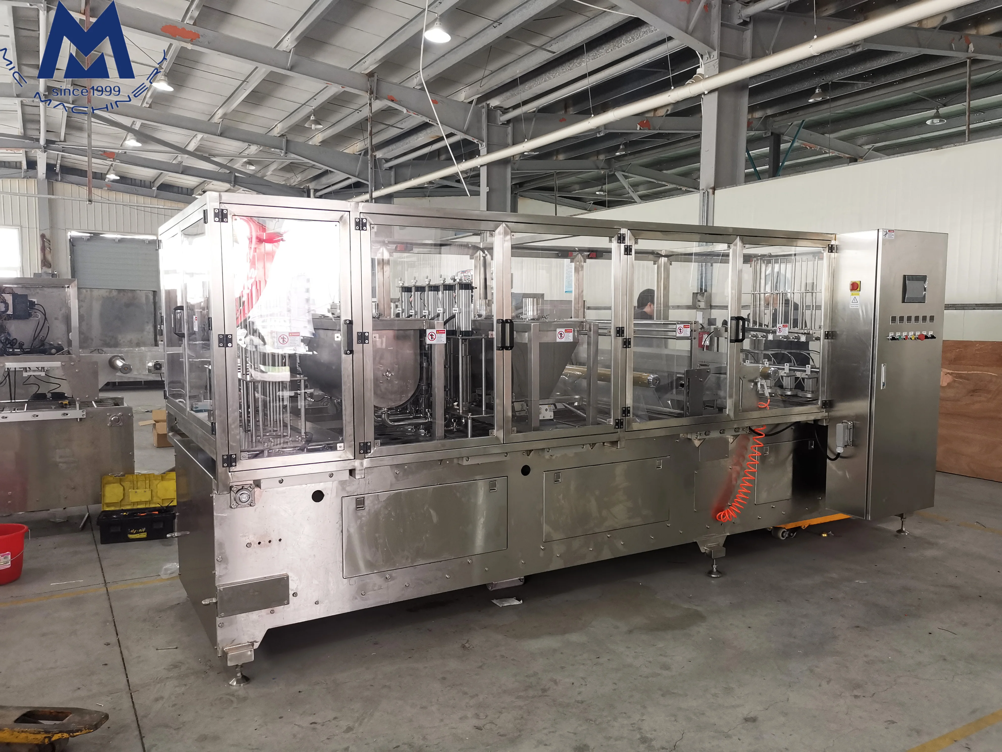 Automatic linear vacuum fast food rice paste sauce hummus bowl tray filling sealing machine