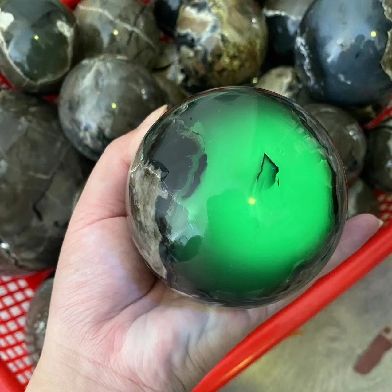 Wholesale price agate spheres with green fluorescent under uv light  also called them are  volcanic agate